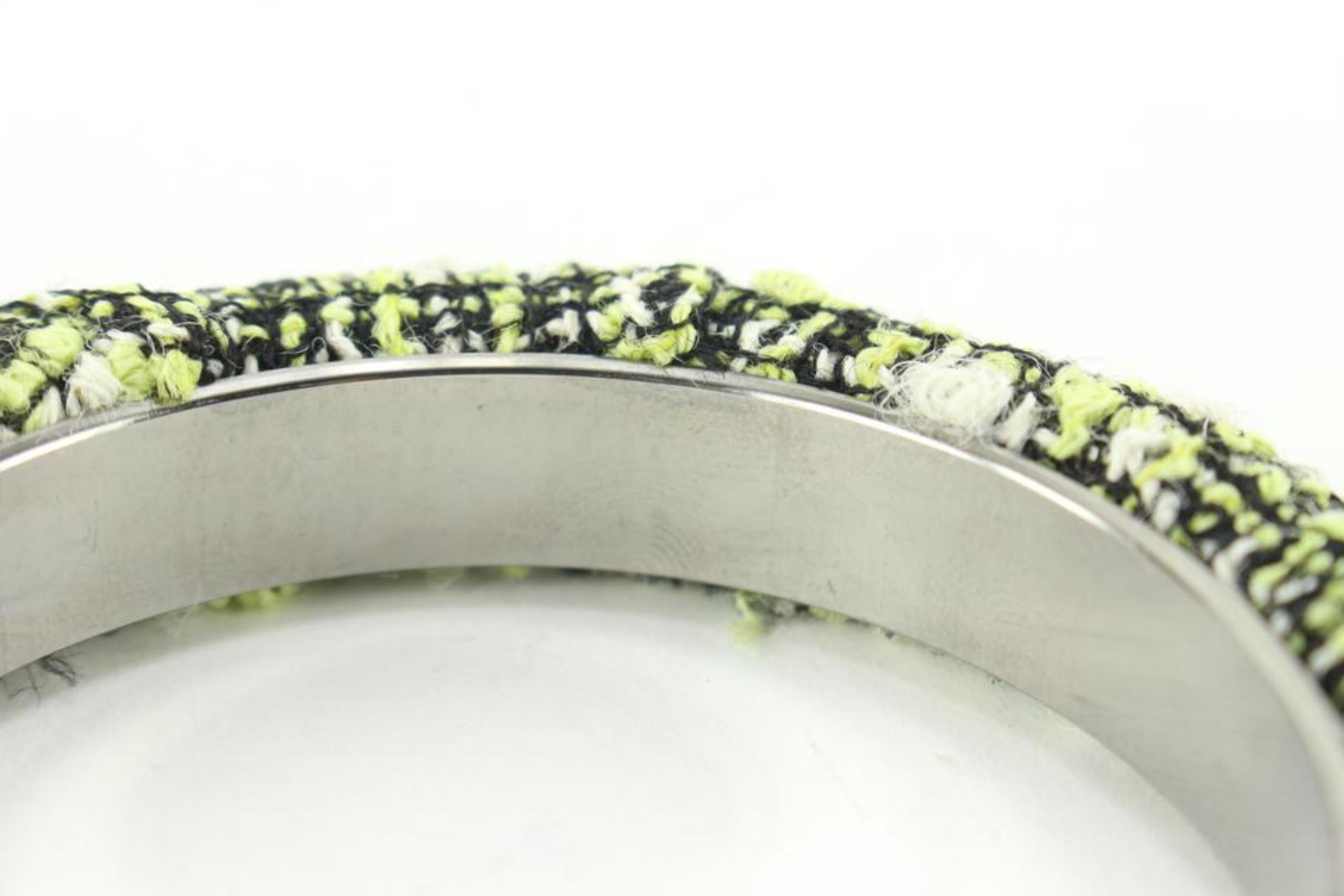 Chanel Bracelet jonc CC en tweed vert et noir 80cc711s Excellent état - En vente à Dix hills, NY