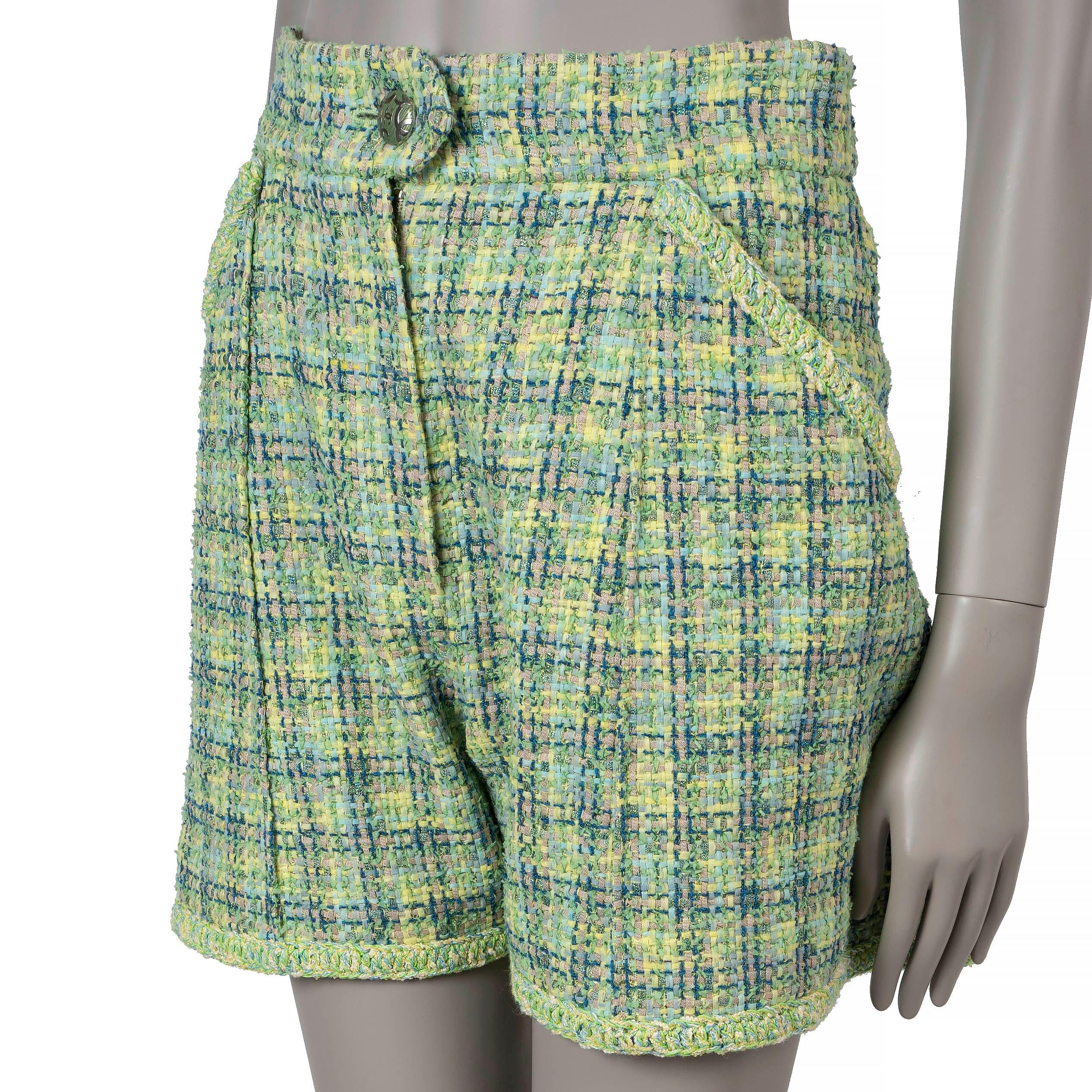 Ce bermuda en tweed lurex 100 % authentique de Chanel est réalisé dans un luxueux mélange de coton (51 %), de polyéthylène (27 %), de polyamide (15 %) et de soie (7 %), dans différentes nuances de vert, de citron vert, de pétrole et de turquoise,