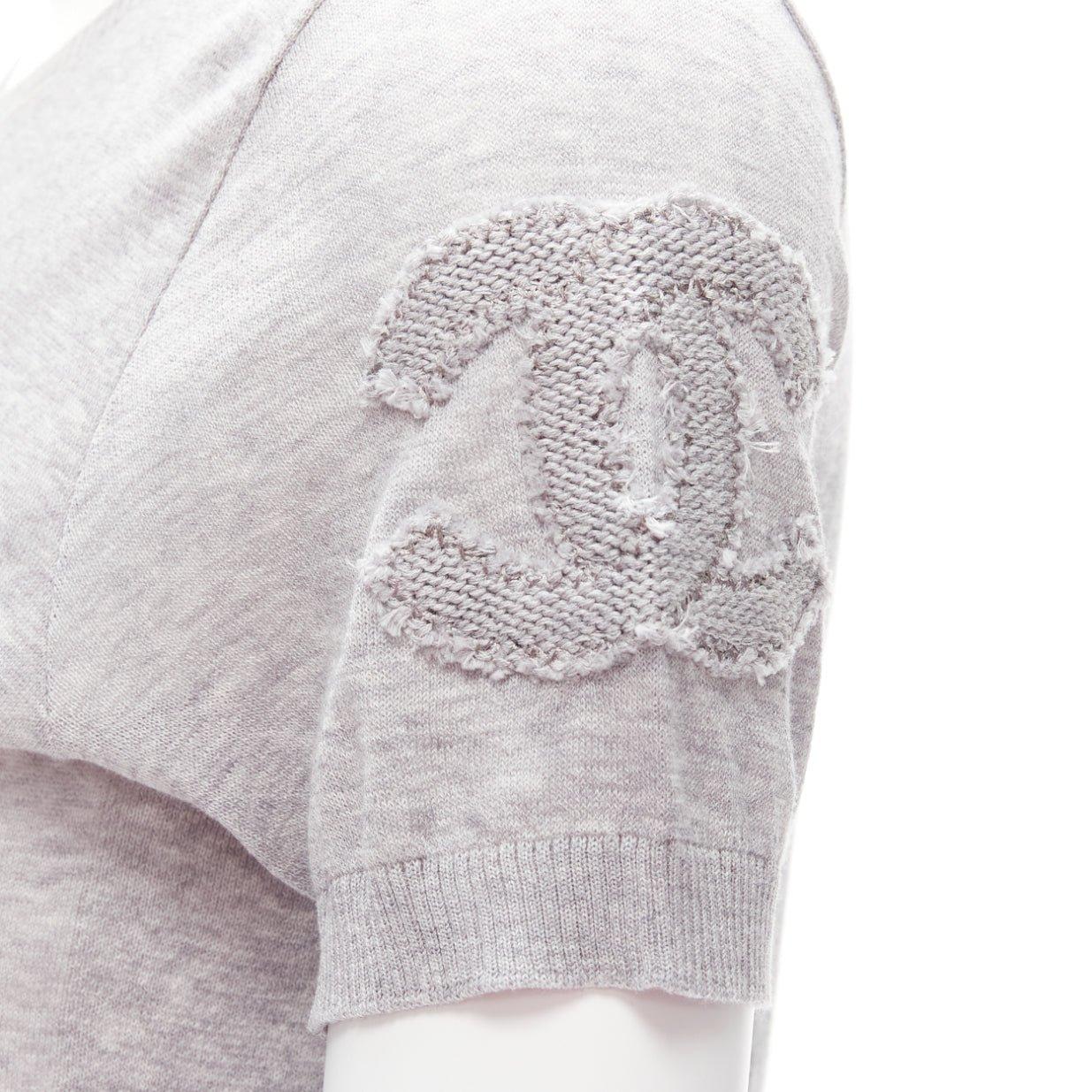 CHANEL grey 100% cotton CC logo short sleeve knitted top FR36 S
Reference: NKLL/A00067
Brand: Chanel
Material: Cotton
Color: Grey
Pattern: Solid
Closure: Slip On
Extra Details: CC logo on left sleeve.

CONDITION:
Condition: Very good, this item was