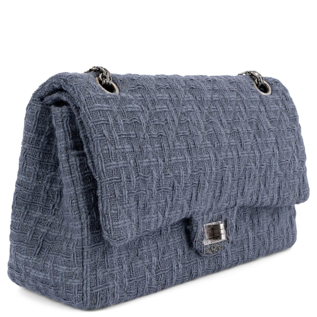 100% authentique Chanel 2016 Rome 2.55 Reissue 226 sac à double rabat en tweed gris présentant des surpiqûres classiques en losange. Il s'ouvre à l'aide d'un cadenas sur un intérieur en cuir de veau lisse doublé de gris, doté de deux poches plaquées