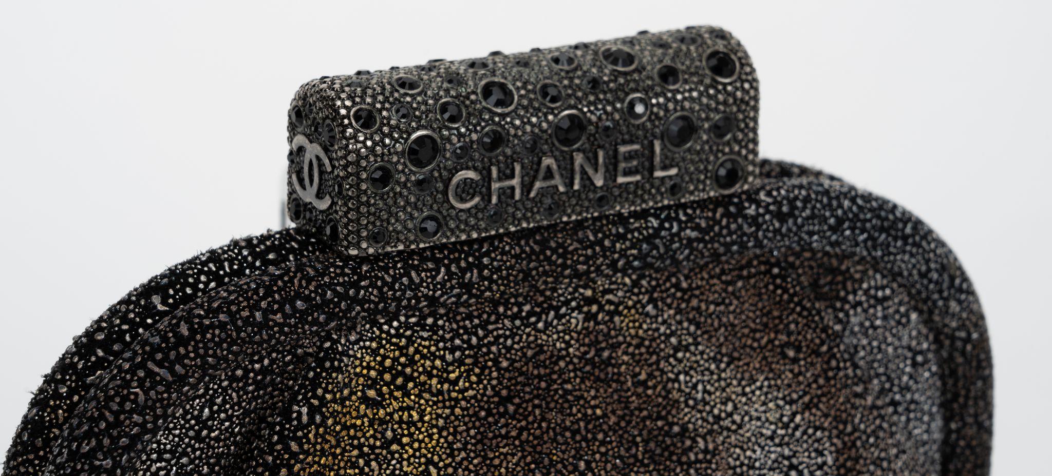 Chanel - Sac de soirée en galuchat avec perles grises en vente 1
