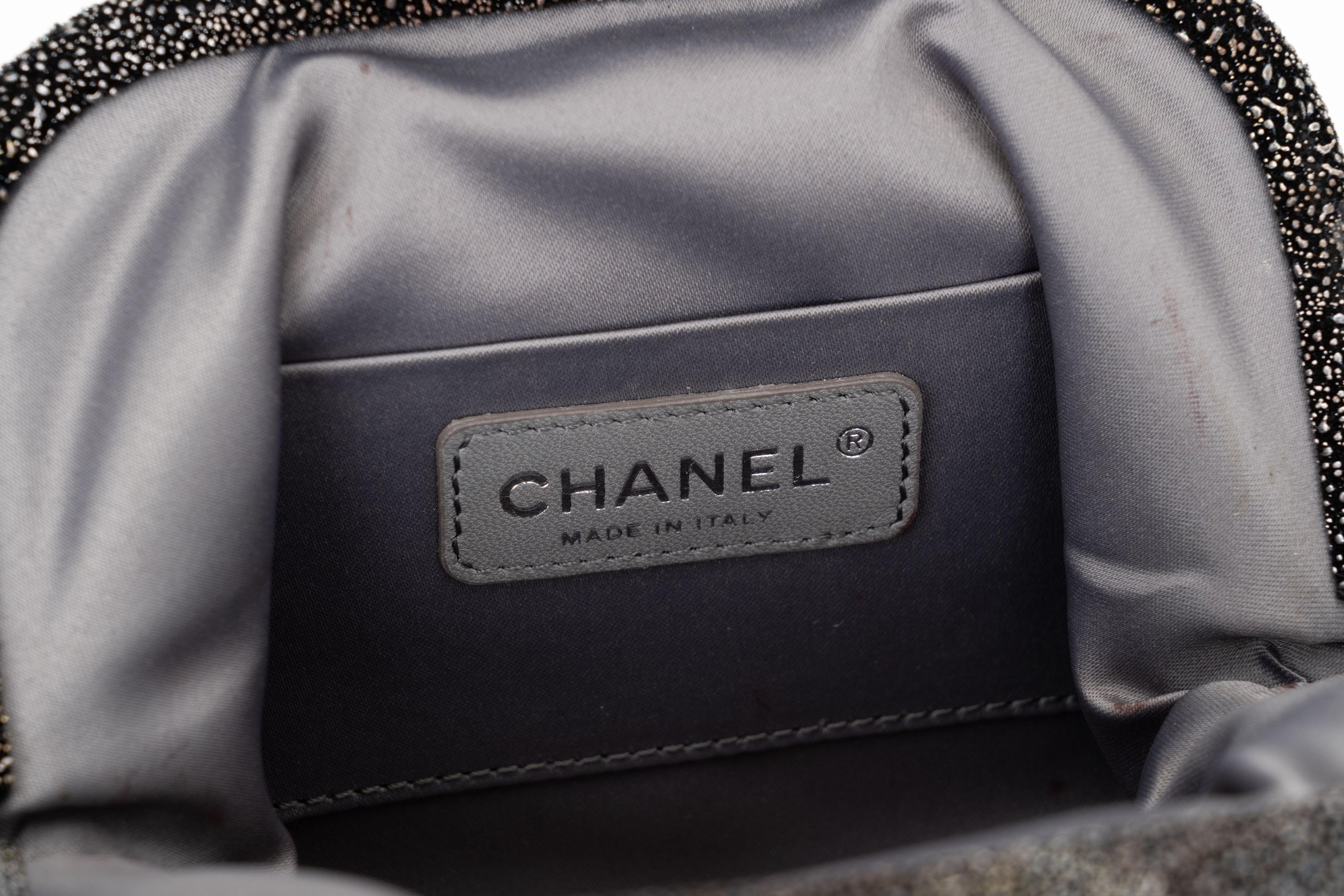 Chanel - Sac de soirée en galuchat avec perles grises en vente 2