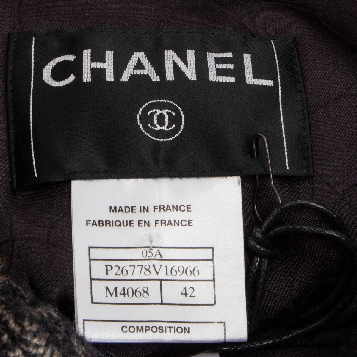 CHANEL grey & beige 2005 FUR COLLAR CROPPED TWEED Jacket 42 L 05A For Sale 3