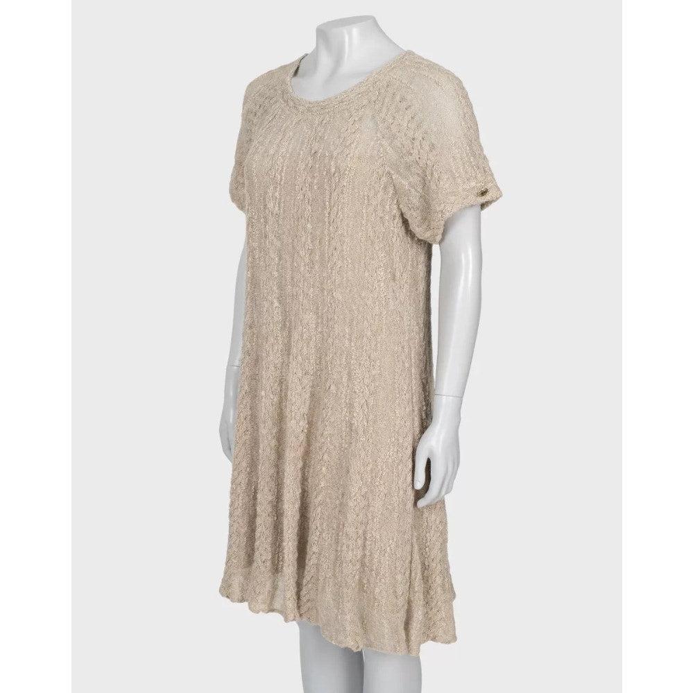 Cette élégante robe en maille de Chanel est un ajout polyvalent à votre garde-robe ! Dans un gris-beige sophistiqué, cette robe est confectionnée à partir d'un luxueux mélange d'alpaga, de lin et de nylon, avec une doublure en soie extensible pour