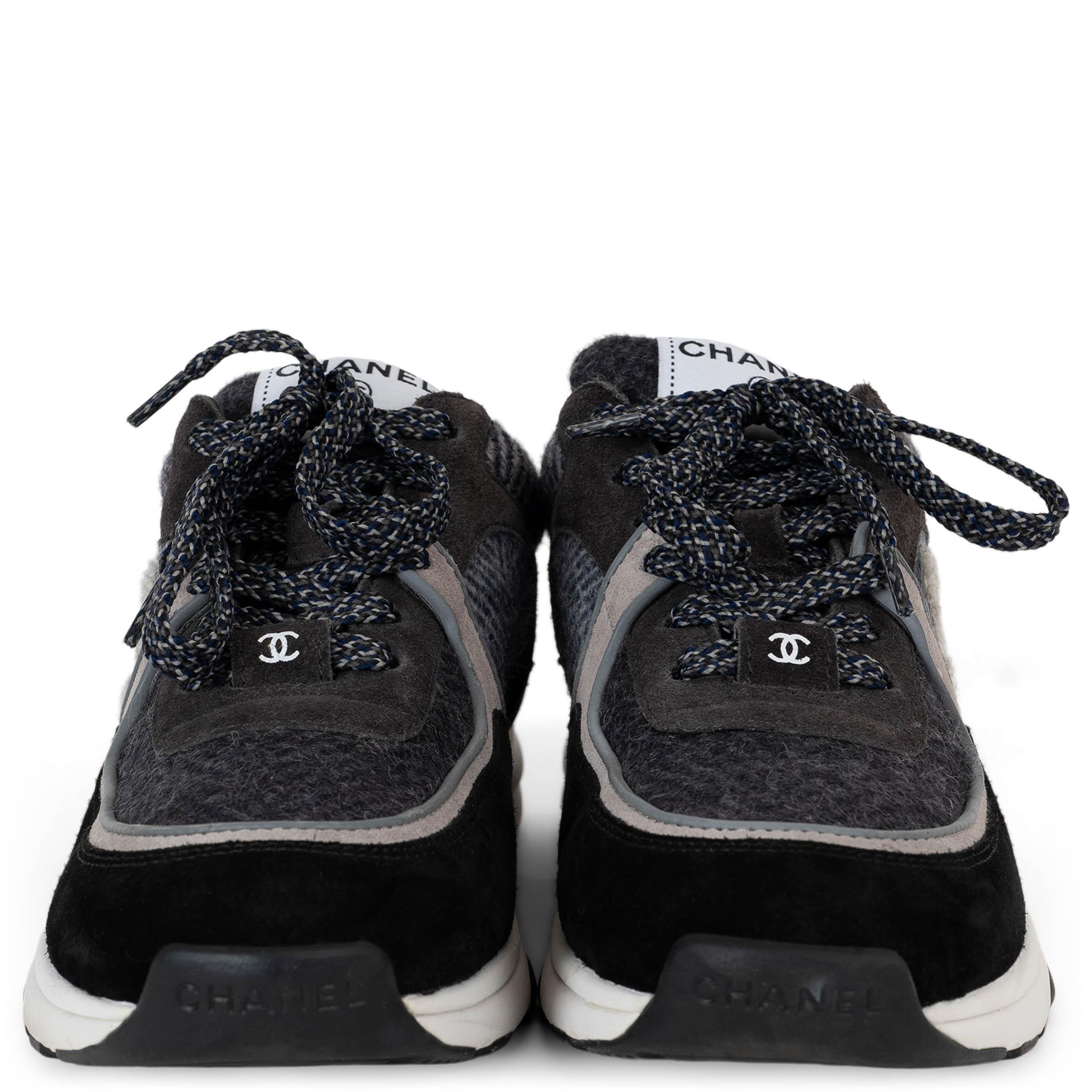 Queste sneakers basse Chanel 100% autentiche in tweed grigio scuro e grigio ridefiniscono la raffinatezza casual con texture ricche e dettagli firmati. Accentuate da finiture in pelle scamosciata di colore nero, grigio chiaro e grigio scuro,