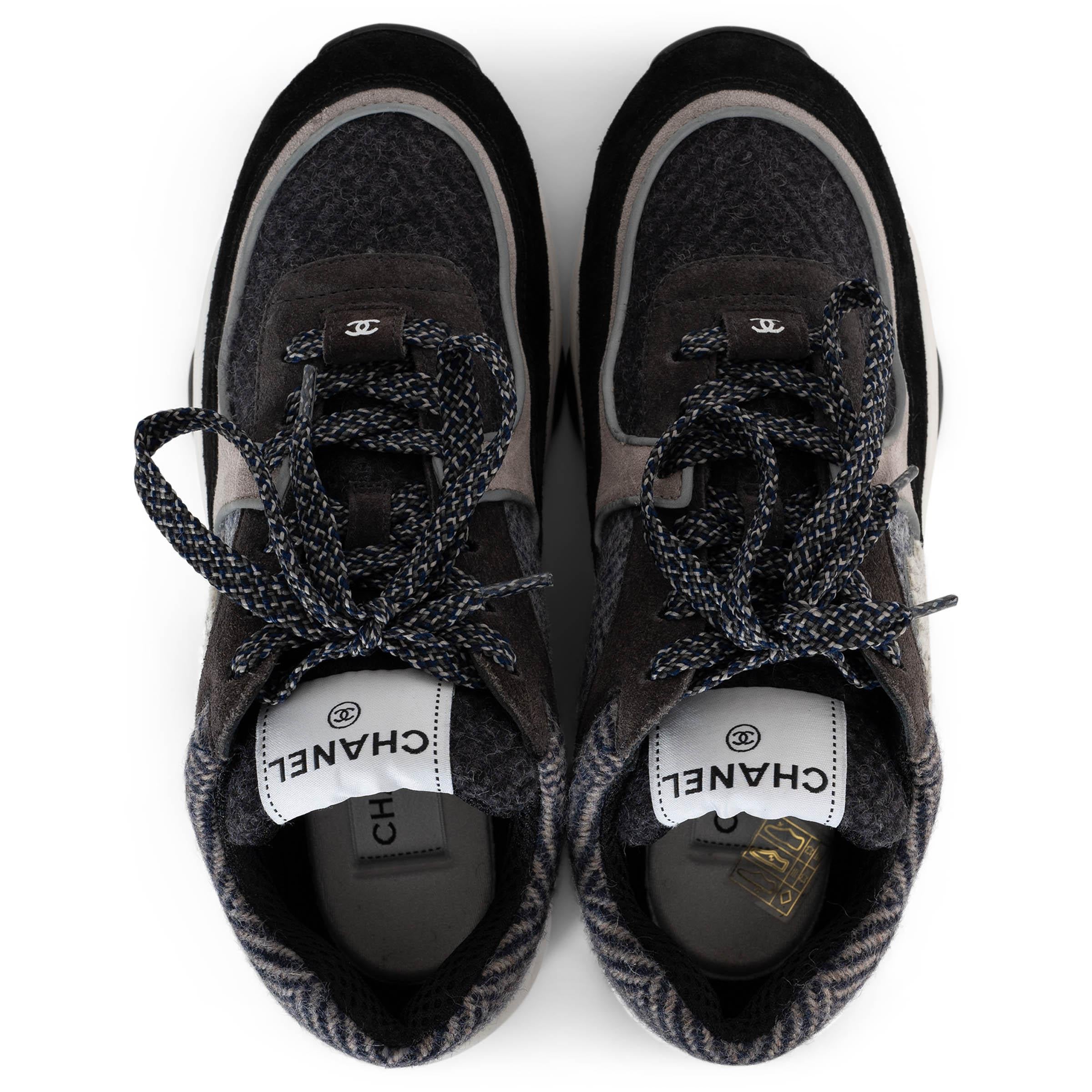 Donna Chanel grigio e nero 22K TWEED & SUEDE Scarpe da ginnastica LOW TOP 38 in vendita