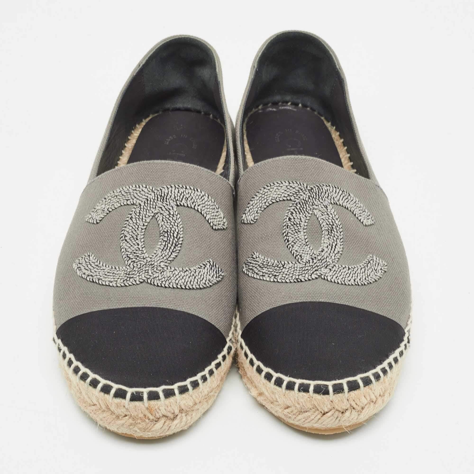 Cette paire confortable est votre premier choix lorsque vous partez pour une longue journée. Ces chaussures Chanel sont dotées d'une empeigne bien cousue et d'une semelle résistante.


