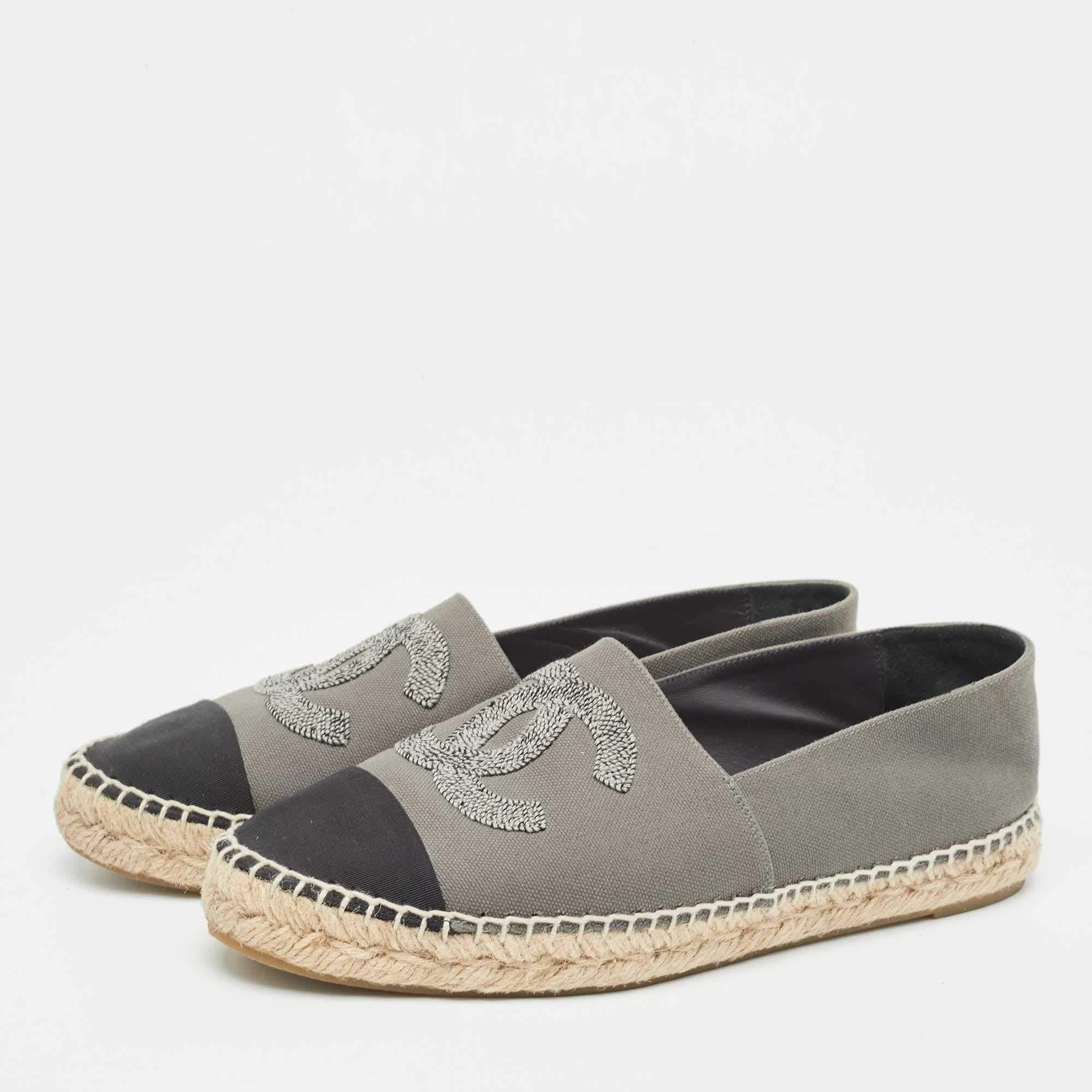 Chanel Grau/Schwarz Canvas CC Espadrille Flats Größe 41 im Angebot 4