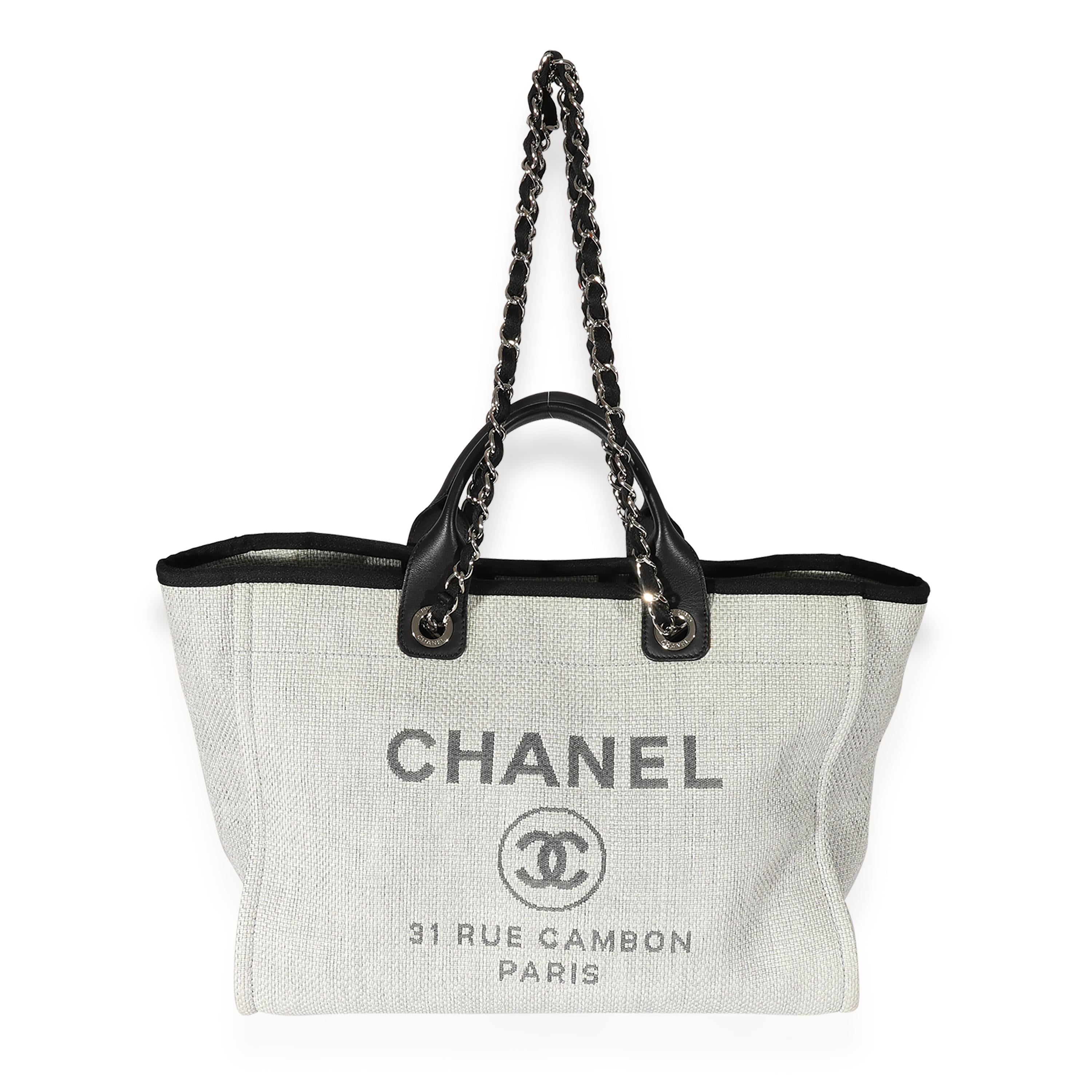 Auflistung Titel: Chanel Grau & Schwarz Canvas Large Deauville Tote
SKU: 127348
Zustand: Gebraucht 
Handtasche Zustand: Sehr gut
Bemerkungen zum Zustand: Sehr guter Zustand. Plastik in einigen Geschäften. Äußere Schrammen an den Ecken. Innen leichte