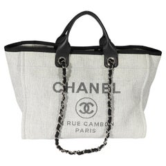 Chanel Große Deauville-Tasche aus grauem und schwarzem Canvas