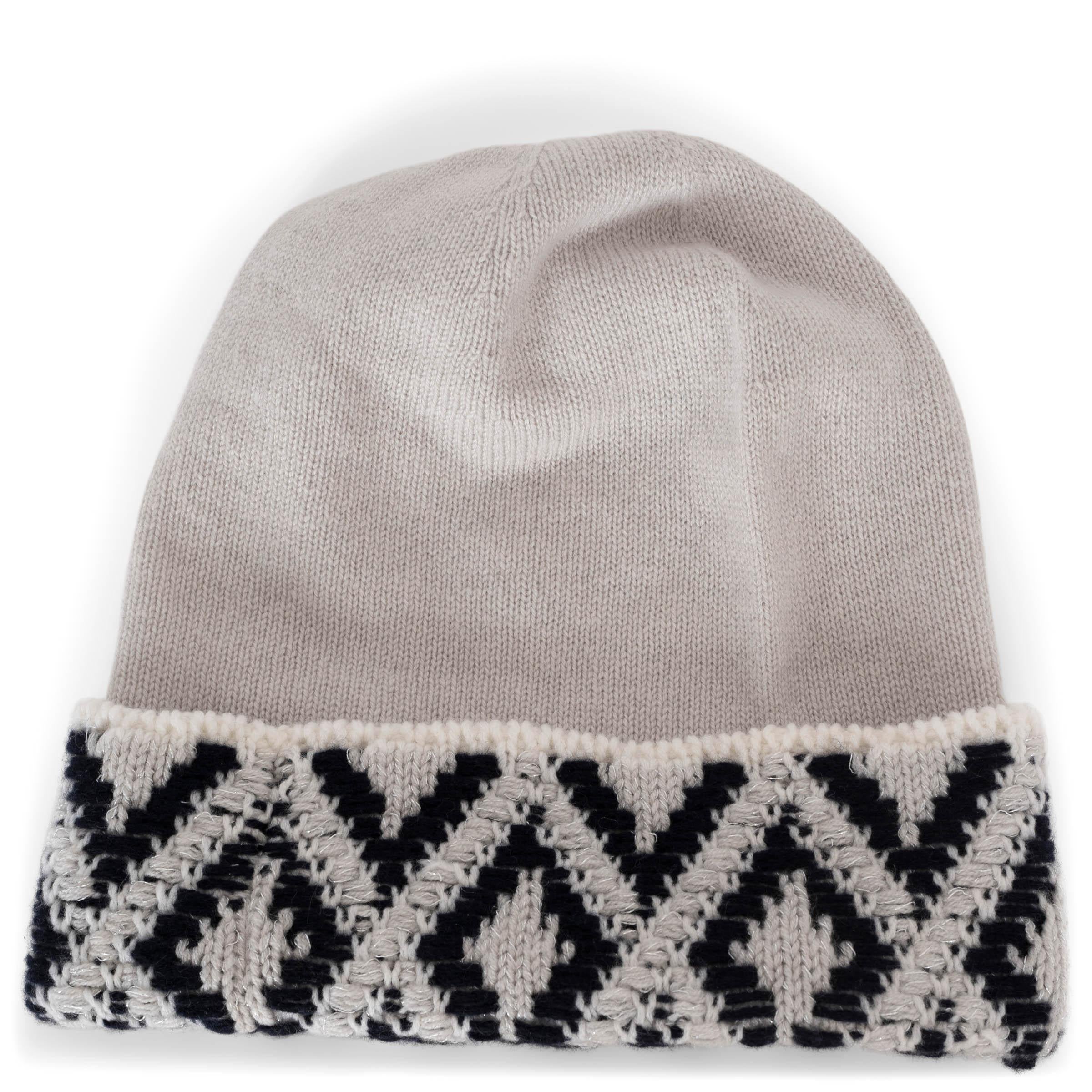 This 100% authentic Chanel beanie in light grey cashmere (95%), viscose (3%), and metallized fiber (2%) combines luxury with subtle sparkle. It features a chunky-knit trim in black and light grey, woven with silver lurex thread and adorned with a