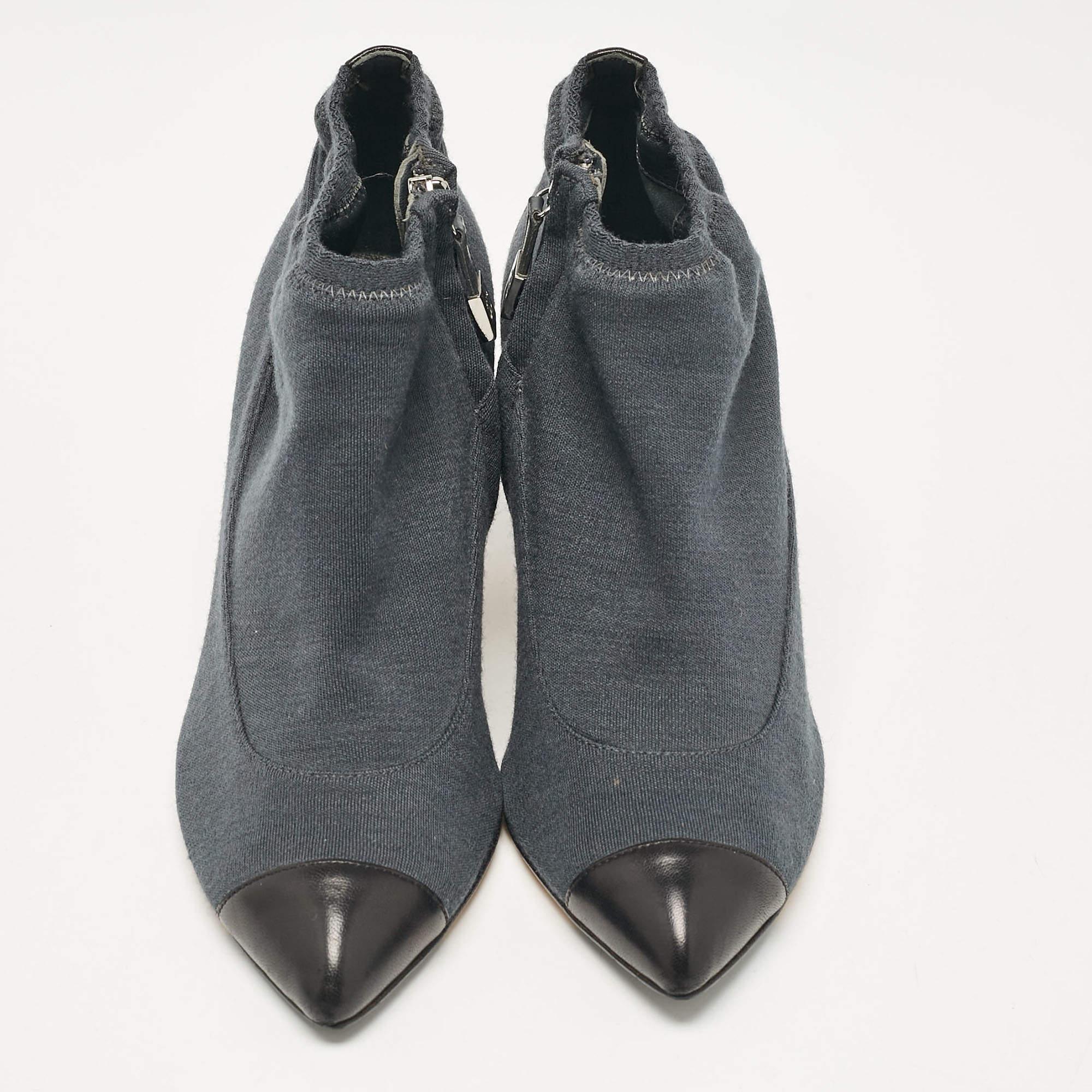 Noir Chanel Bottines grises/noires en cuir et tissu, taille 37 en vente