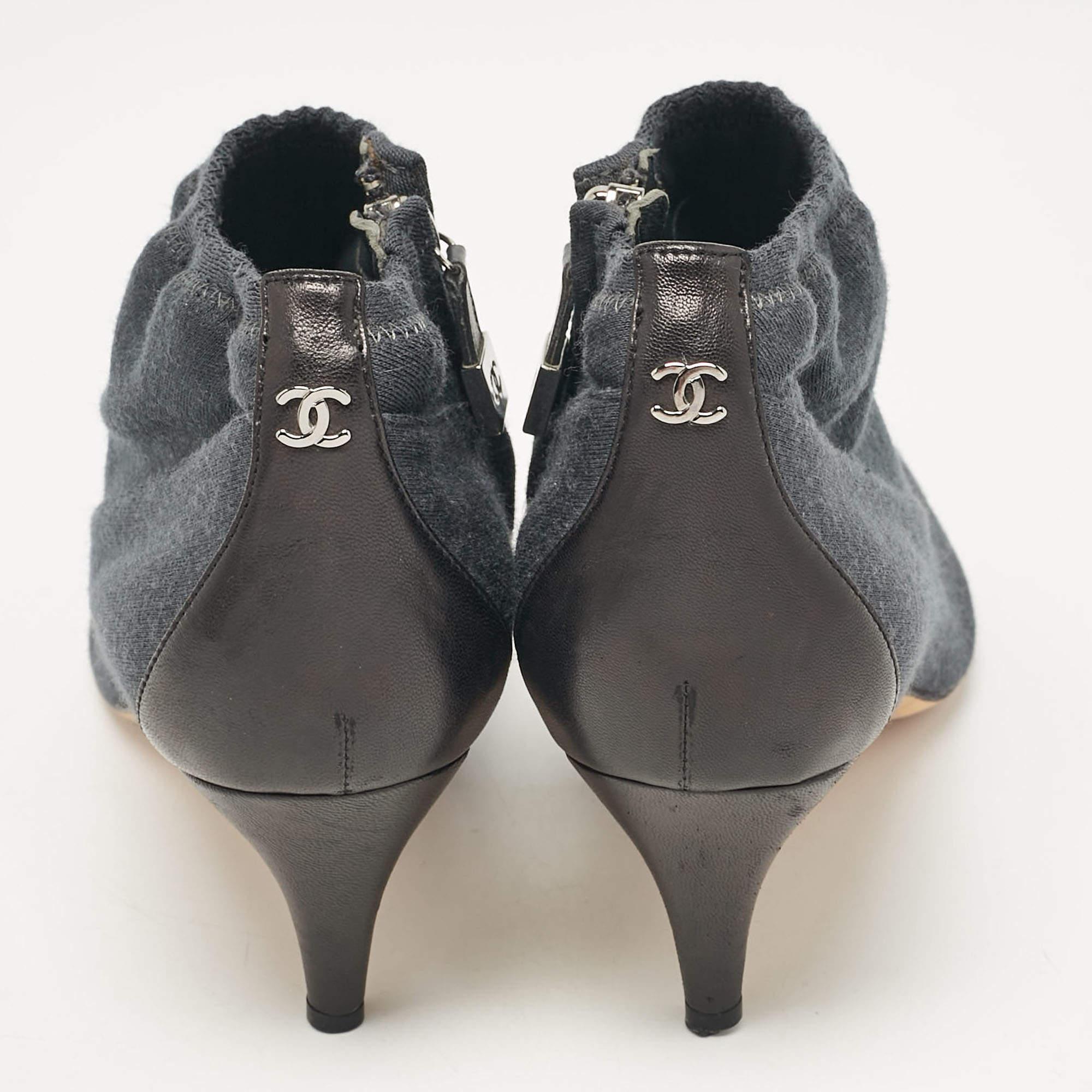 Chanel Bottines grises/noires en cuir et tissu, taille 37 Pour femmes en vente