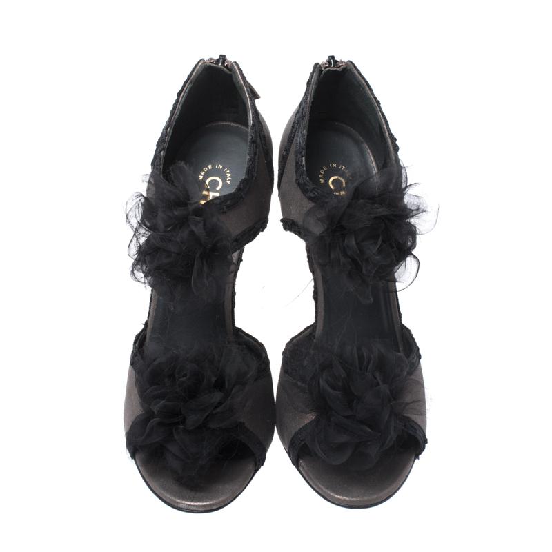 Chanel Grey/Black Nubuck And Satin Tulle Camellia Open Toe Sandals Size 39 In Good Condition In Dubai, Al Qouz 2