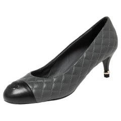 Chanel Grau/Schwarz gesteppte Leder CC Cap Toe Pumps Größe 37,5