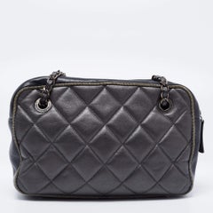 Chanel Grau/Schwarze gesteppte Ledertasche für das Kamerakoffer