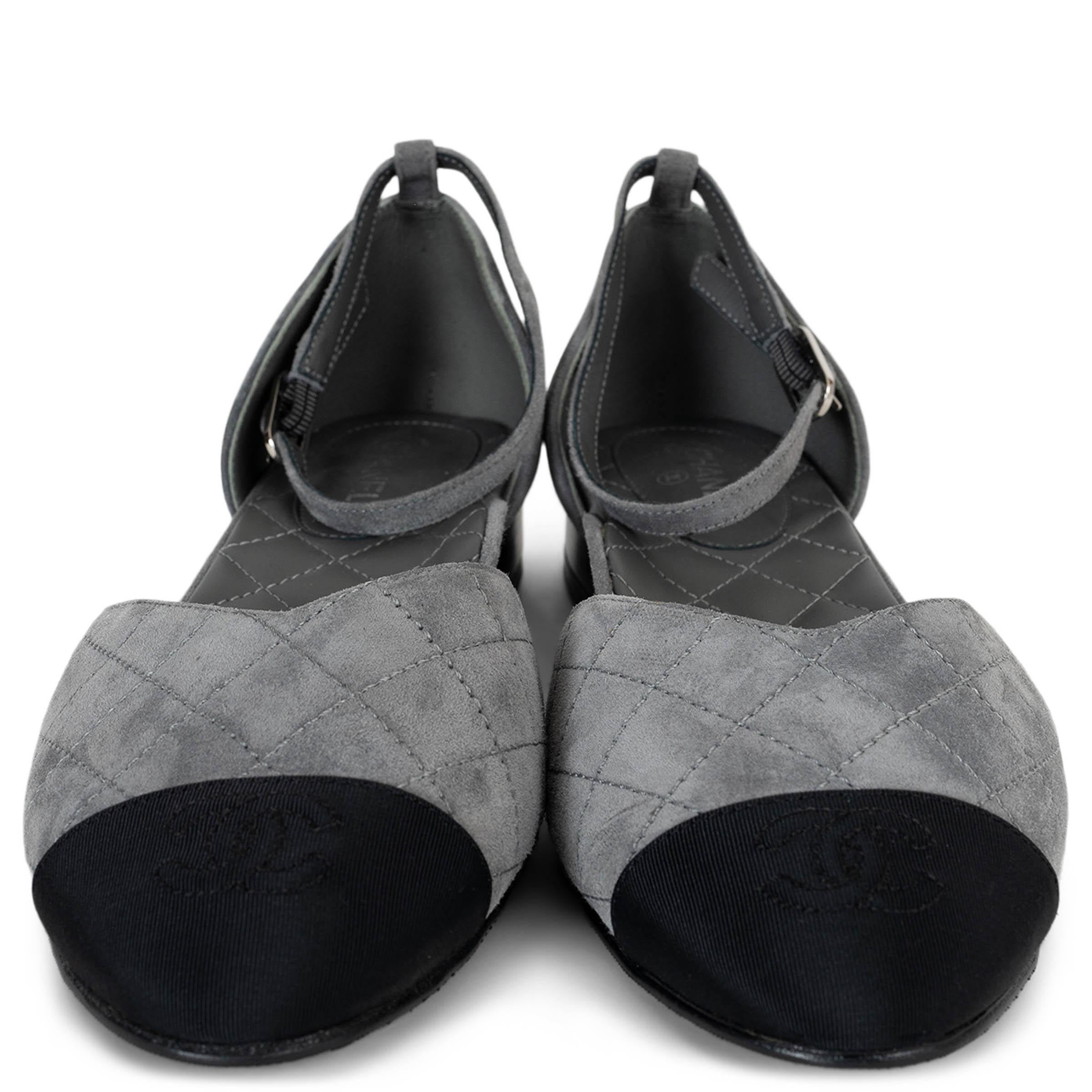This 100% authentic Chanel Mary-Jane flats in grey quilted suede blend classic elegance with modern charm. Featuring a delicate ankle strap with a metal buckle, black grosgrain toe caps adorned with the CC logo, and a subtle metal signature on the