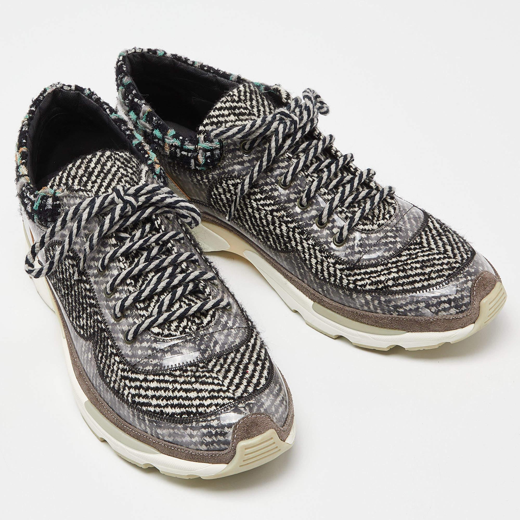 Chanel Grey/Black Tweed and Leather Lace Up Sneakers Size 41 In Good Condition For Sale In Dubai, Al Qouz 2