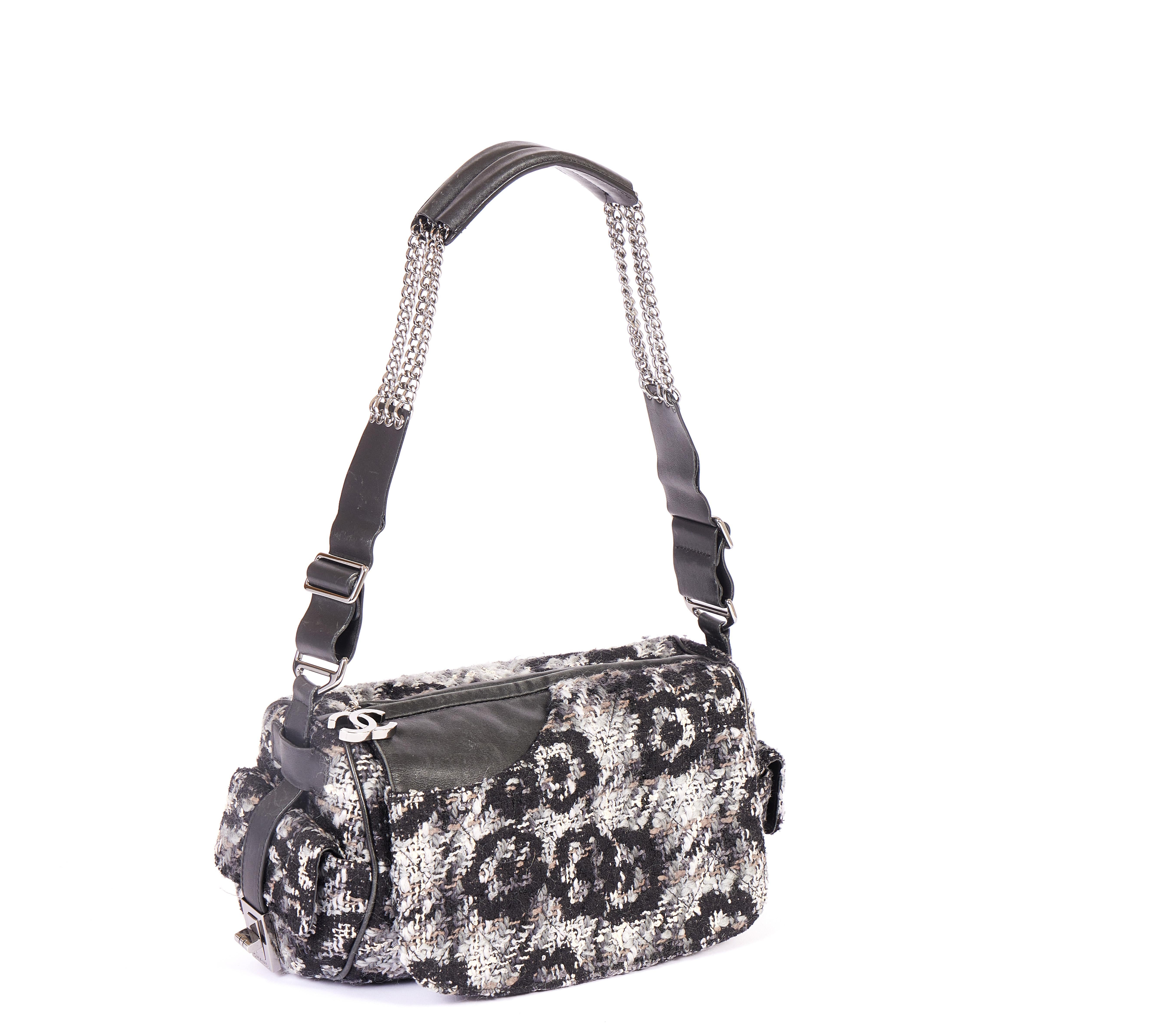 This super cool Chanel Tweed bag comes with a rock'n roll chain made out of super soft leather and multiple thin steal chains. The shoulder drop is 12. The pattern of the Tweed shows flowers and the zipper has the double CC logo. Also it has two