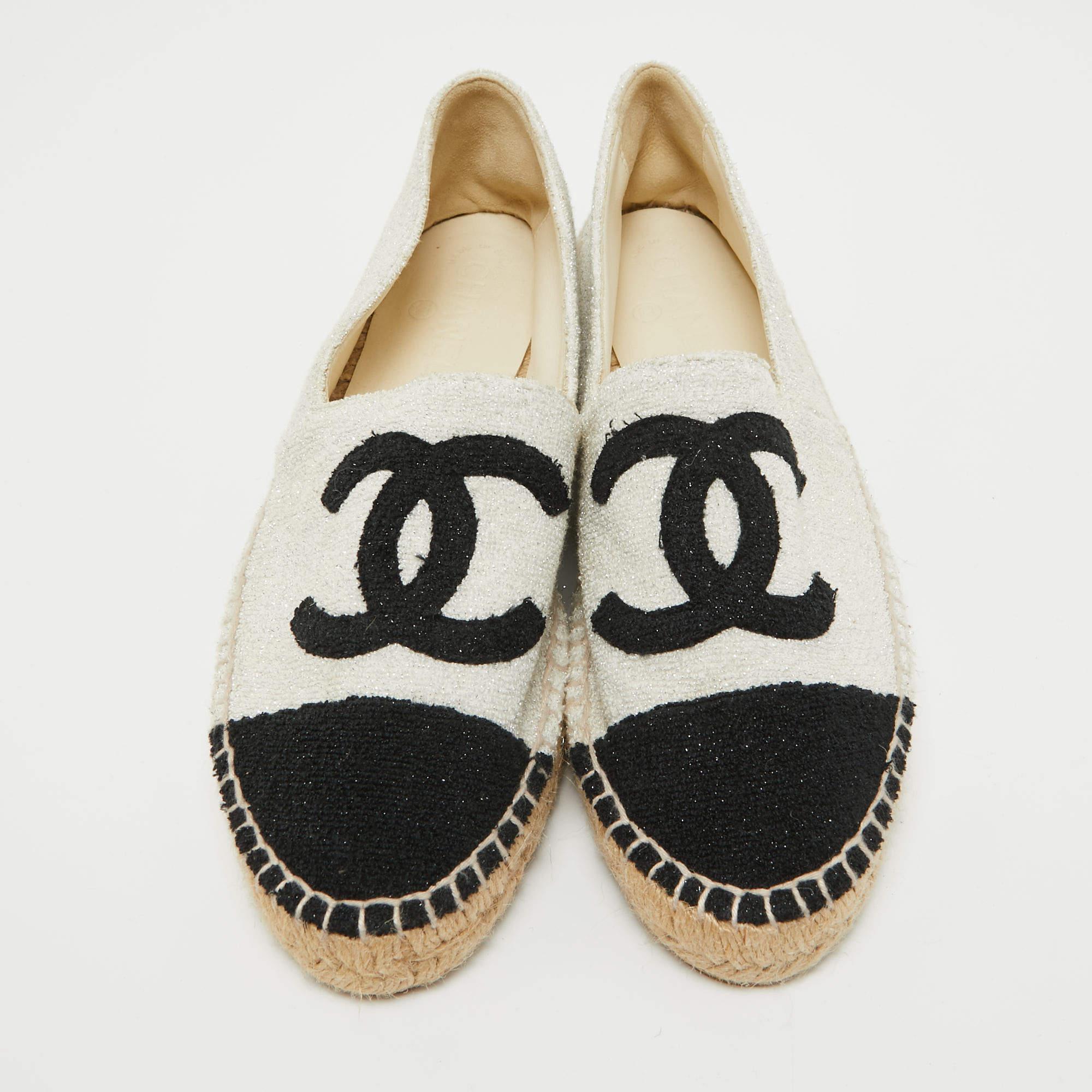 Chanel's espadrille flats epitomize timeless elegance. The luxurious wool upper, adorned with the iconic interlocking CC logo, seamlessly combines with a classic cap toe design. The espadrille detailing adds a touch of casual sophistication to these
