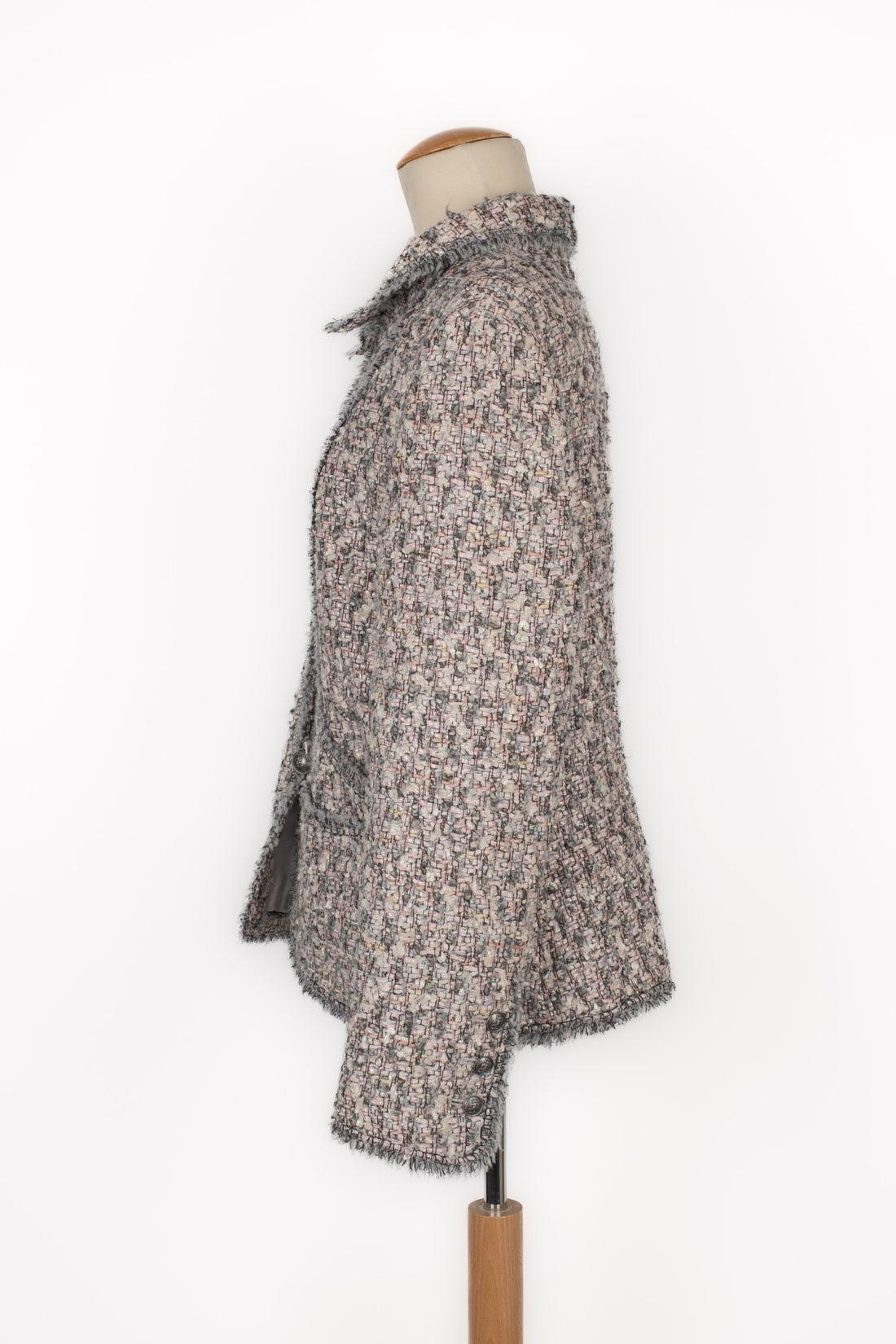 Chanel - Grey-blue and pink tone tweed jacket. Dark-silvery metal buttons and silk lining. No size indicated, it fits a 40FR/42FR.

Additional information:
Condition: Very good condition
Dimensions: Shoulder width: 43 cm - Chest: 54 cm - Sleeve