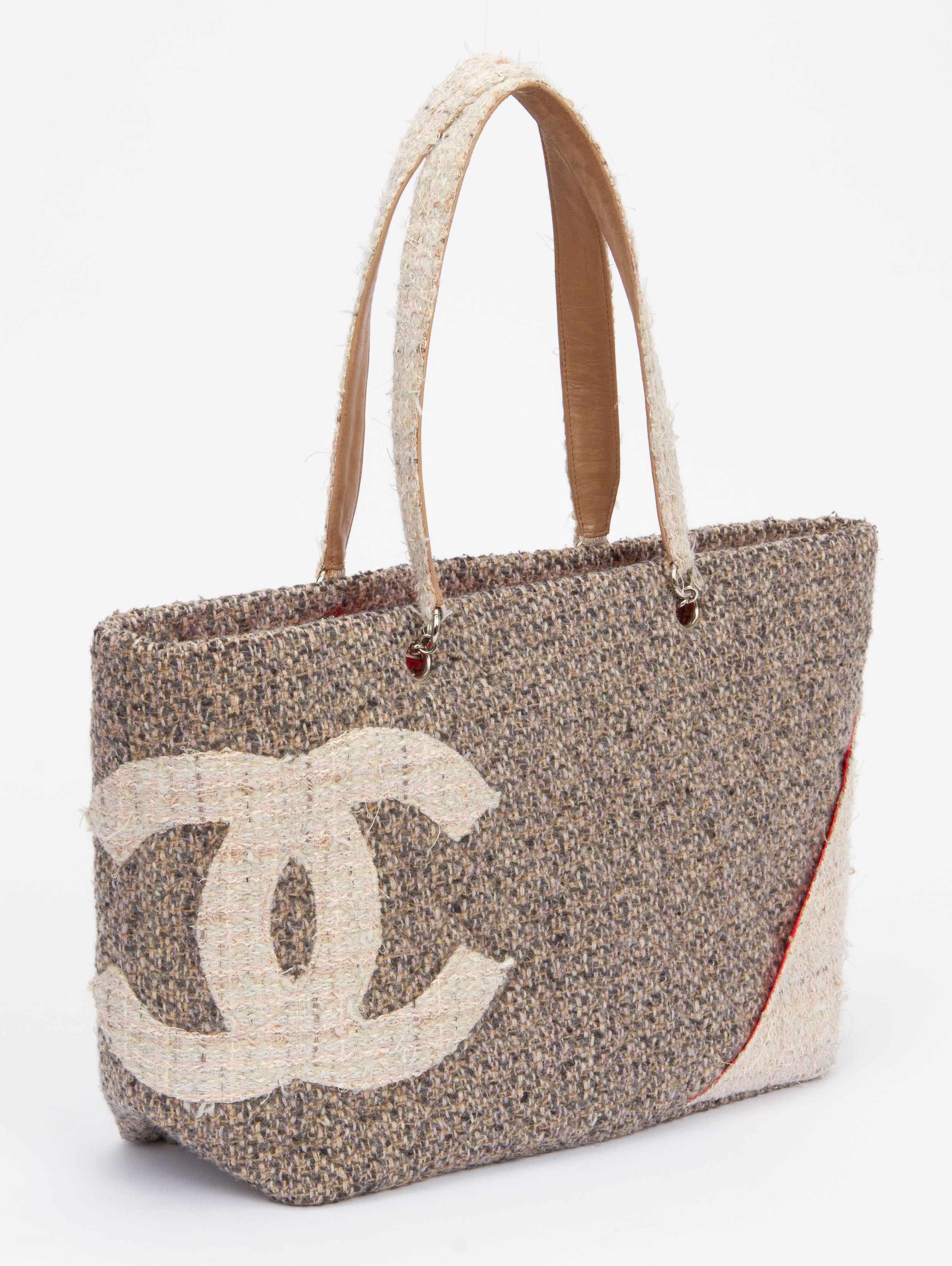 Chanel Shopping bag in gray bouclé wool with silver hardware. Closure with zip, internally capacious, the fluo pink lining with a strong touch of color. It has a double handle (9.5