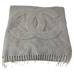 Chanel Grauer Kaschmir und Schafsfell mit CC-Logo