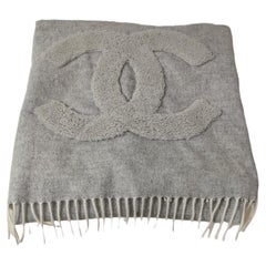 Chanel  grey cachemire and sheepskin stole CC logo 