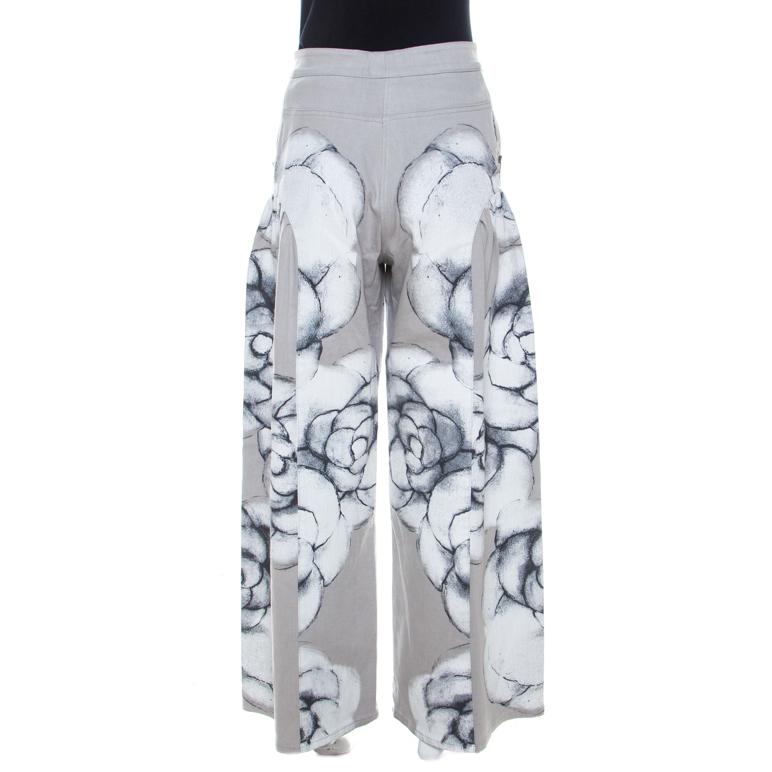 We have our eyes on this pair of jeans from Chanel as it is very fashionable. The jeans come made from light and breathable cotton in a flared style. It flaunts pretty Camellia painted all over and looks gorgeous against the subtle grey hue. These