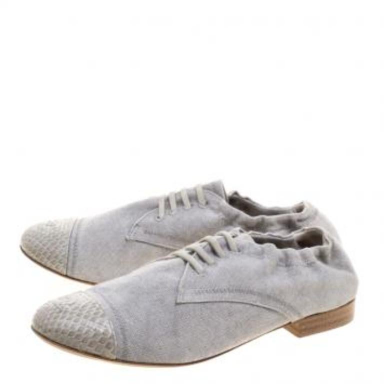 Ces chaussures plates Chanel sont élégantes et luxueuses. Confectionnées en toile, elles arborent des finitions en python sur les orteils, des lacets sur l'empeigne et un style froissé pour un bon maintien. La paire grise est dotée de semelles