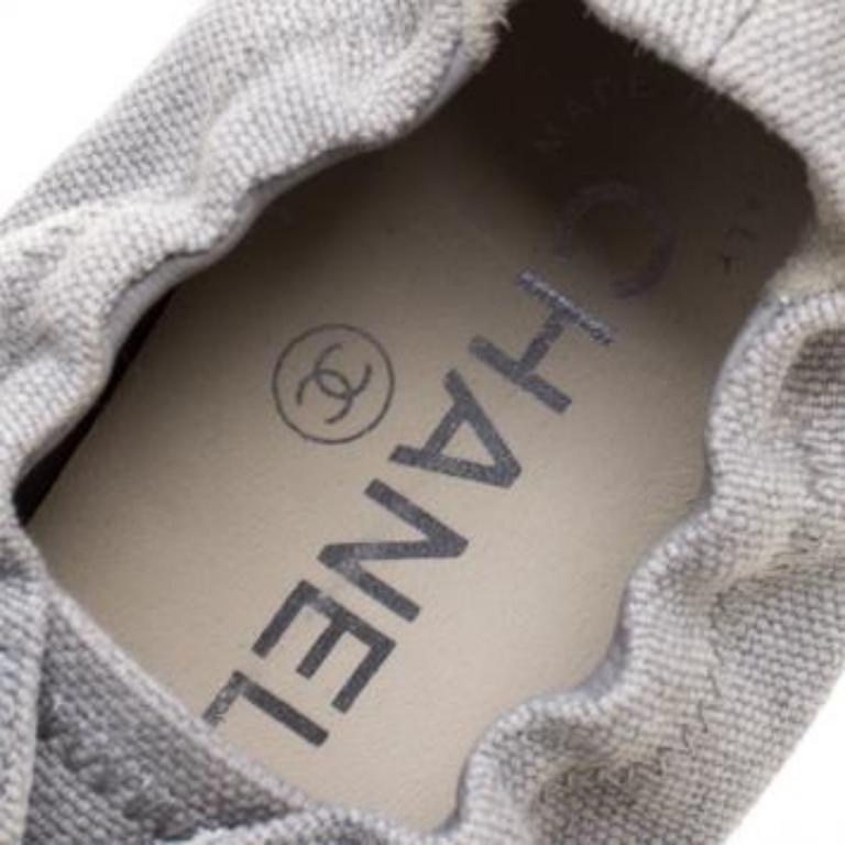 Chanel - Chausssures à bout ouvert avec bordure en toile grise et python - Taille 37,5 Bon état - En vente à Dubai, Al Qouz 2