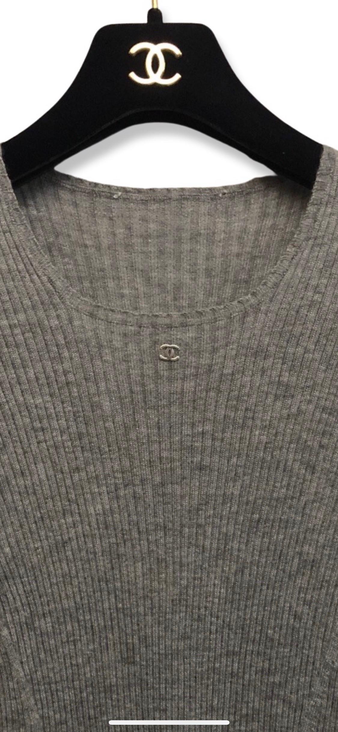 - Chanel grey cashmere and silk short sleeves top from A/W 1998.

- Silver CC hardware logo. 

- There is no tag. It fits like a size 40. 