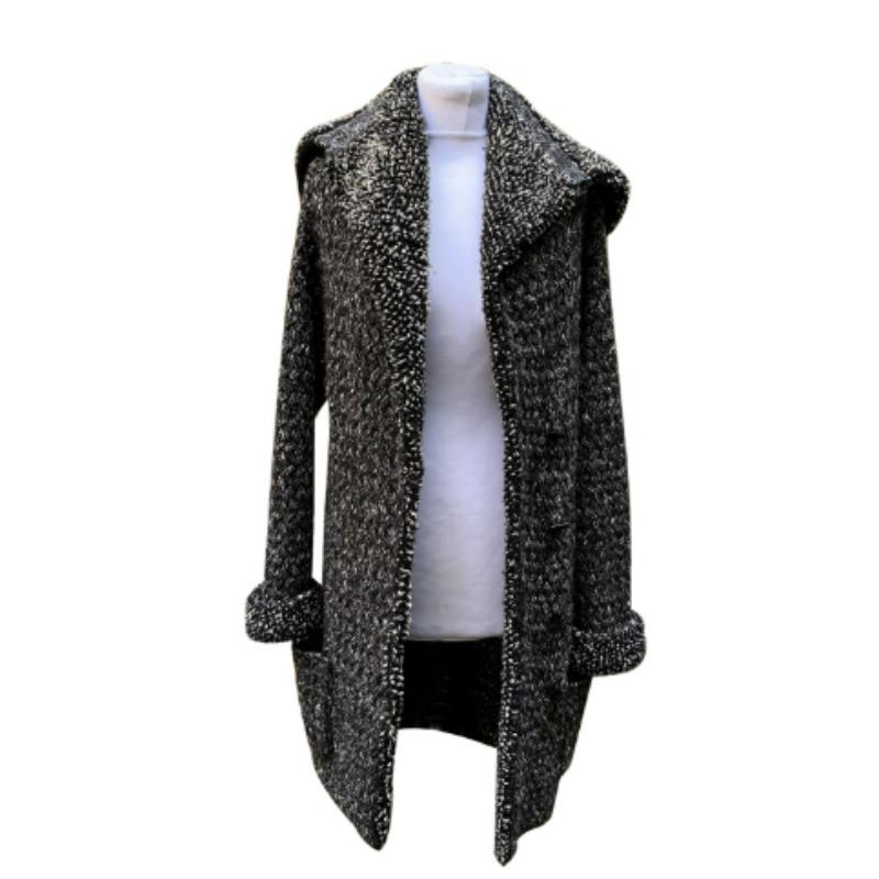 Avvolgiti nel comfort lussuoso di questo cardigan lungo in misto cashmere grigio di Chanel, un capo che unisce l'eleganza senza tempo alla versatilità moderna. Il tessuto morbido e accogliente è realizzato con un raffinato mix di 32% cashmere, 26%