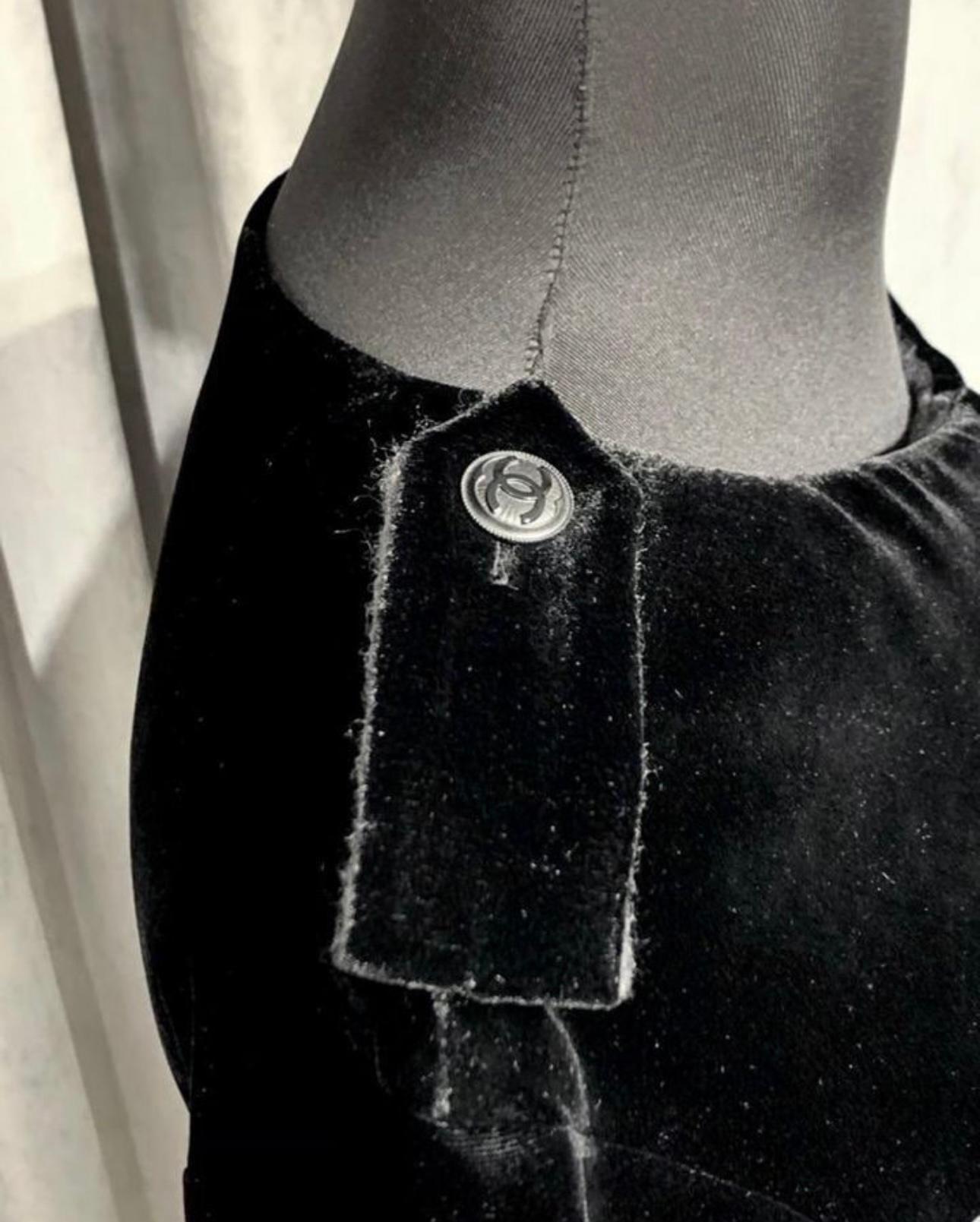 Robe classique en cachemire gris de Chanel avec détails en velours noir et boutons avec logo CC
- doublure en soie noire
Taille 36 FR. Jamais porté.