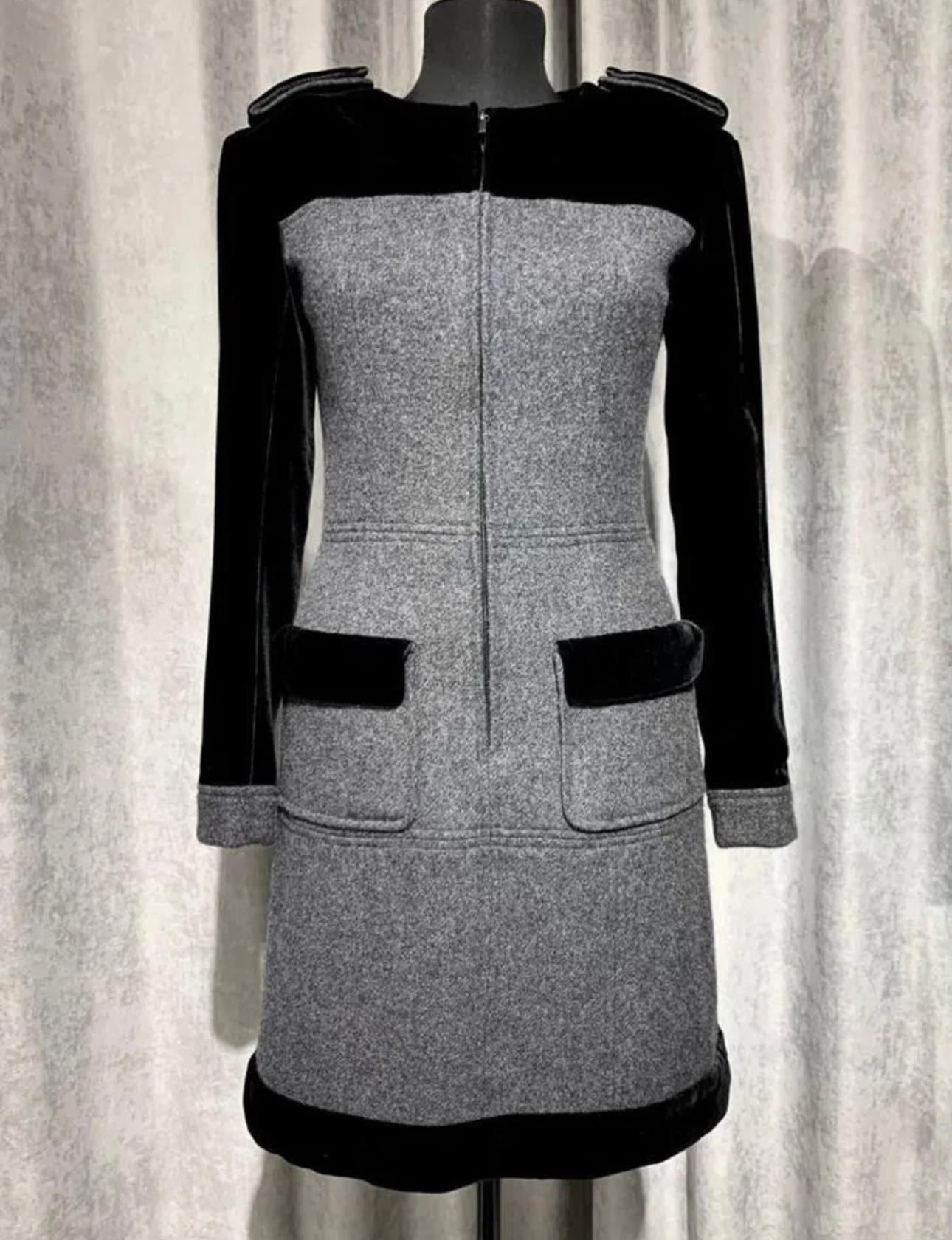 Robe Chanel grise en cachemire avec détails en velours Excellent état - En vente à Dubai, AE