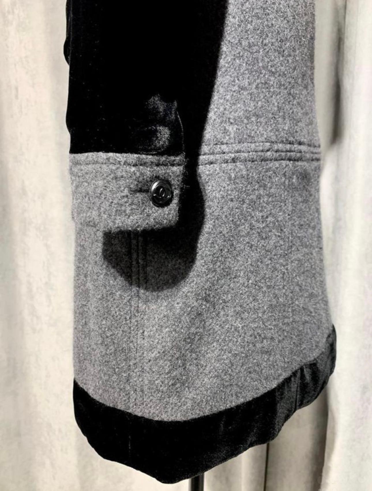 Robe Chanel grise en cachemire avec détails en velours en vente 1