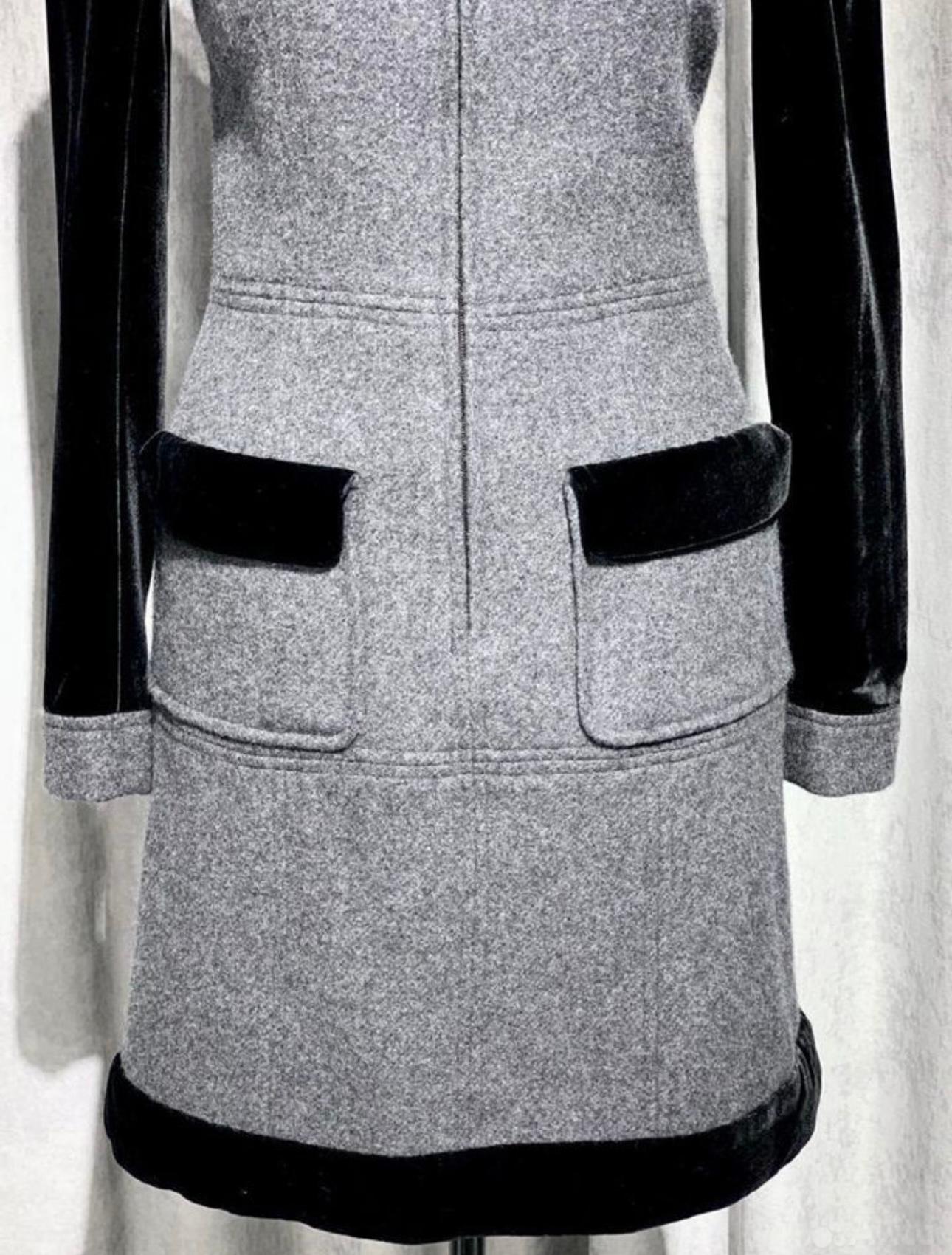 Robe Chanel grise en cachemire avec détails en velours en vente 2