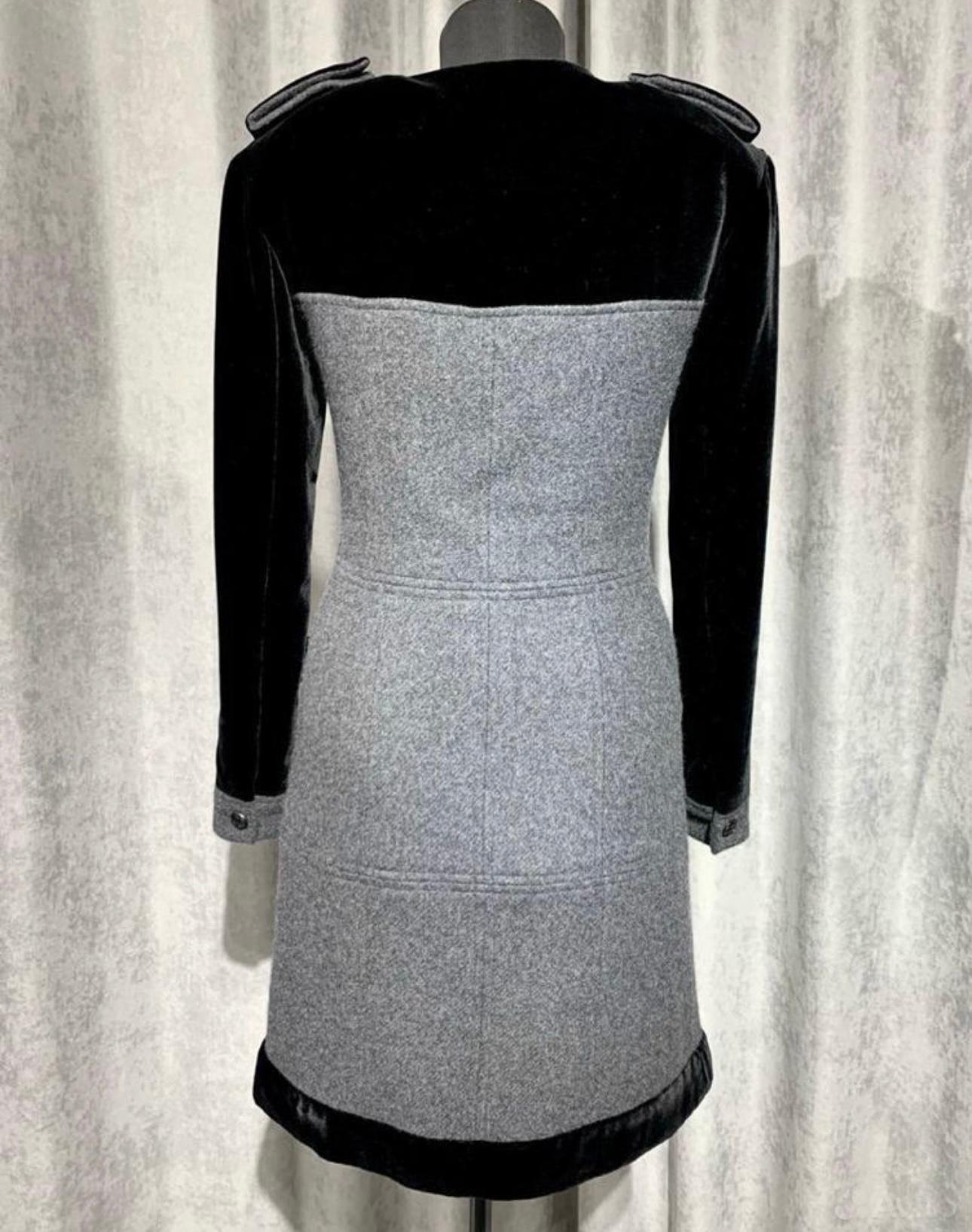 Robe Chanel grise en cachemire avec détails en velours en vente 4