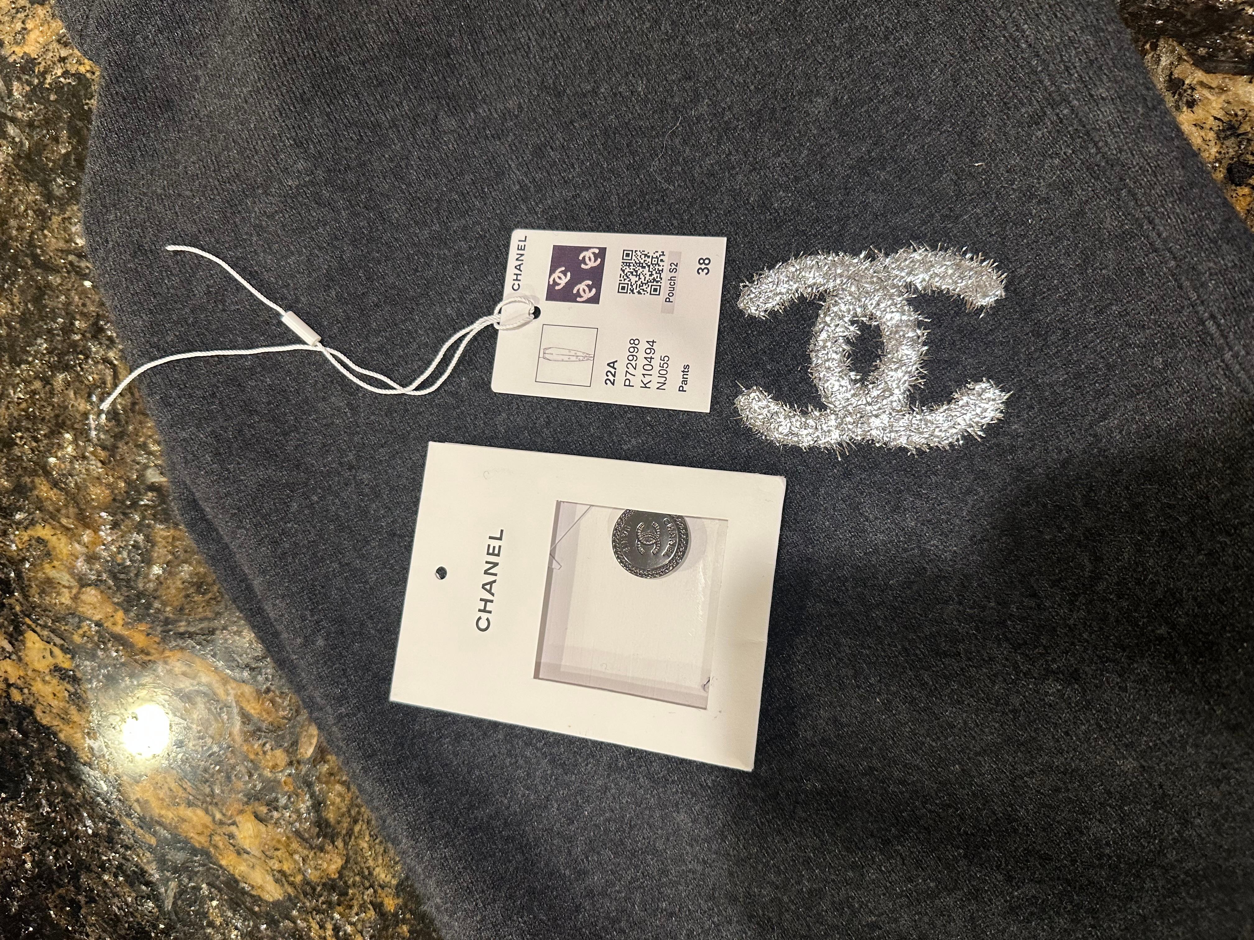 Chanel Graue Kaschmir Glitter CC Logo Unisex-Hose im Angebot 12