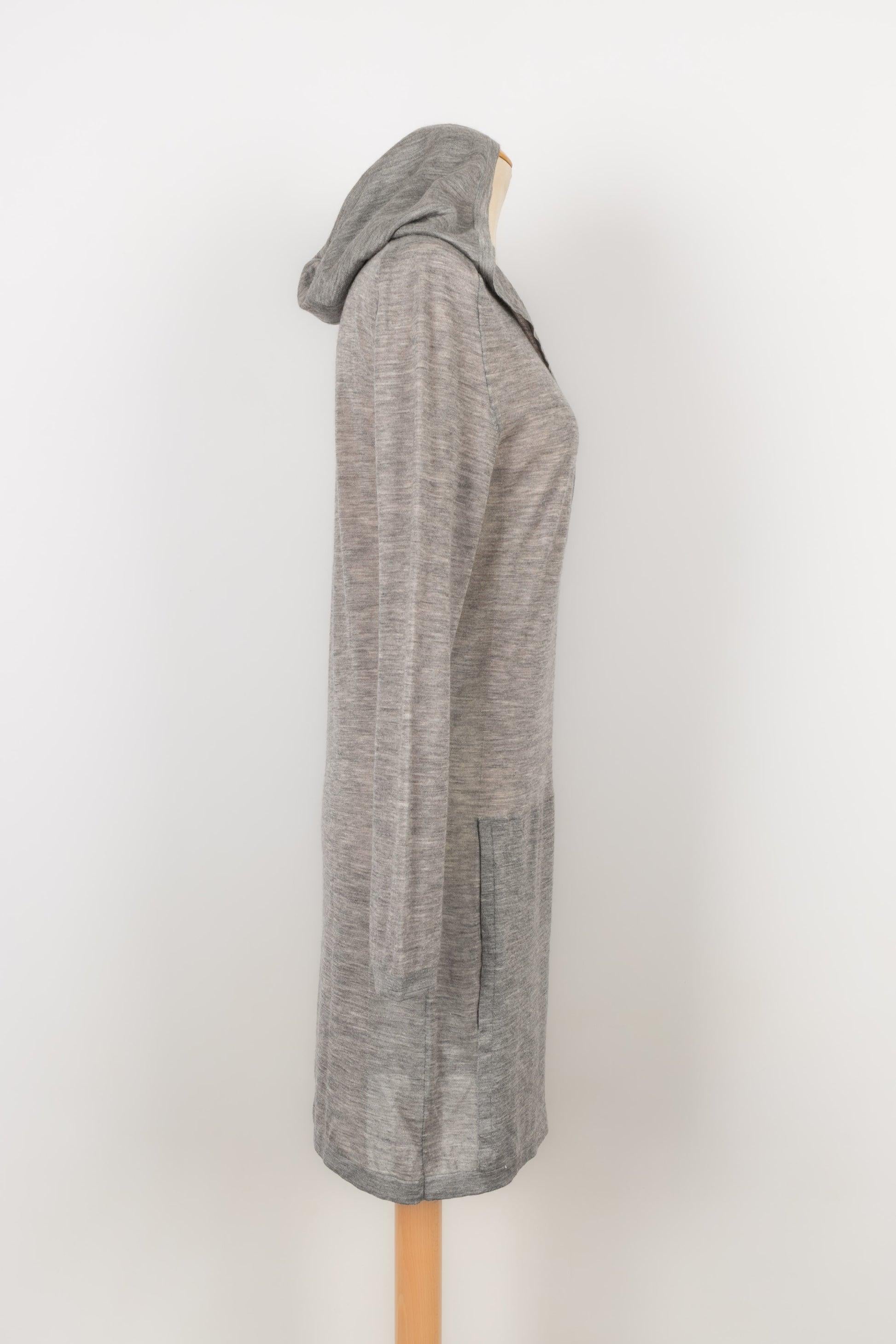 Chanel - Graues Pulloverkleid mit Kapuze aus Kaschmir. Keine Größenangabe, es passt eine 44FR.

Zusätzliche Informationen:
Zustand: Sehr guter Zustand
Abmessungen: Schulterbreite: 50 cm - Brustumfang: 50 cm - Ärmellänge: 60 cm - Länge: 90