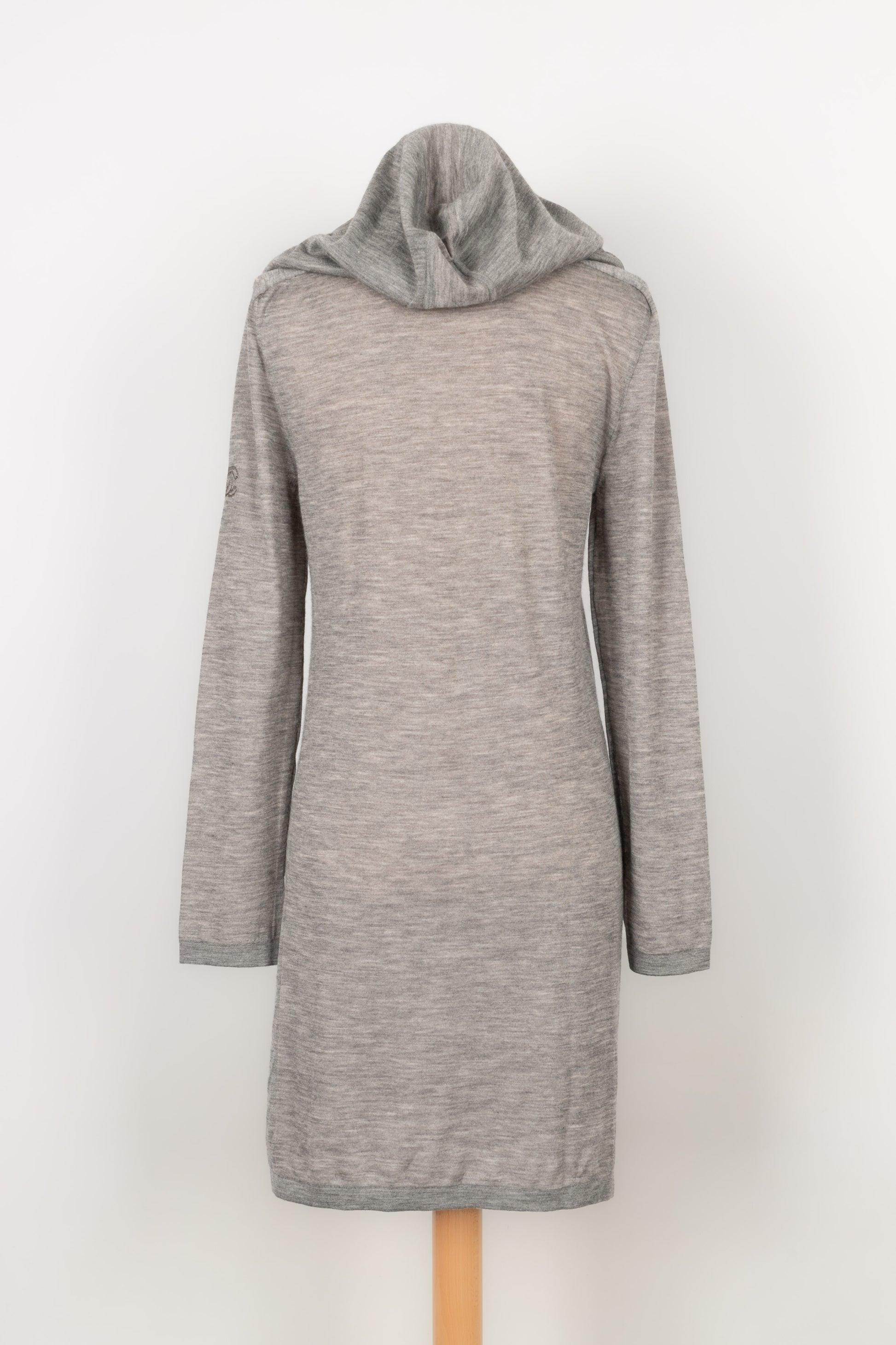 Gris Chanel - Robe à capuche en cachemire gris en vente