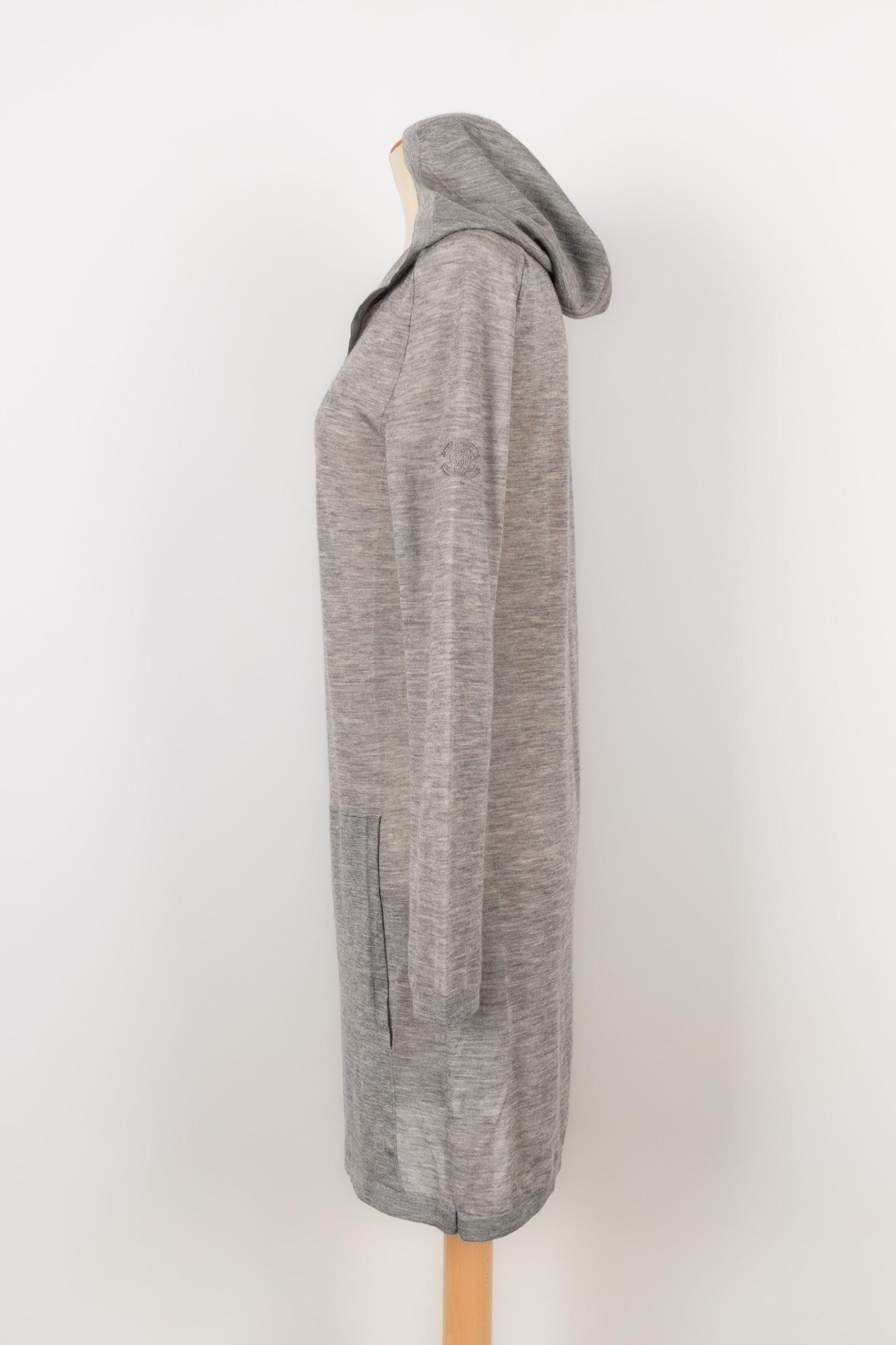 Chanel Grey Cashmere Hooded Pullover Dress In Excellent Condition For Sale In SAINT-OUEN-SUR-SEINE, FR