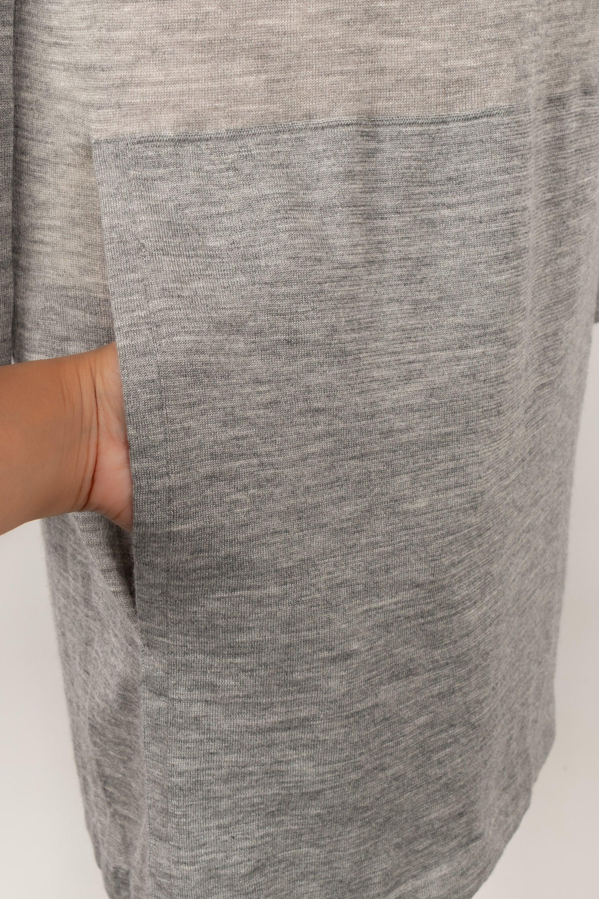 Chanel - Robe à capuche en cachemire gris en vente 1