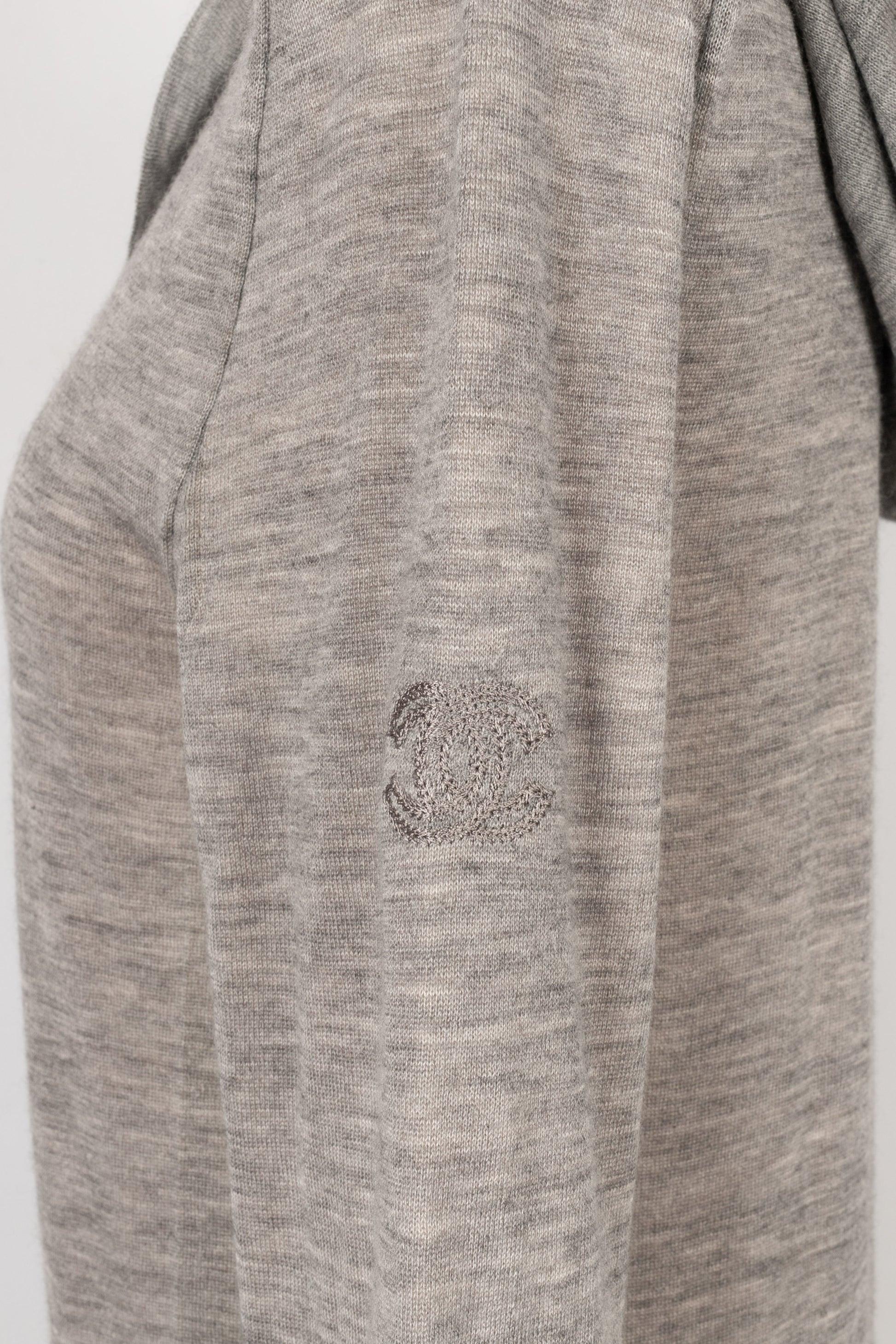 Chanel - Robe à capuche en cachemire gris en vente 2