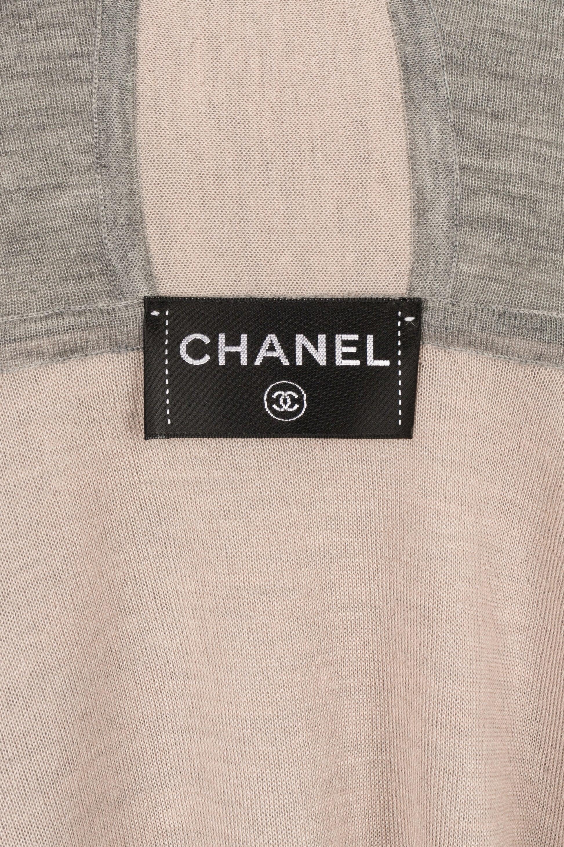 Chanel - Robe à capuche en cachemire gris en vente 4