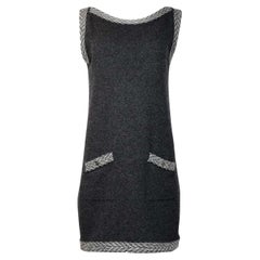 Chanel - Robe sans manches en tricot de cachemire gris avec poches en forme de clé de voûte 2011