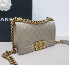 Chanel Kleine Boy Flap Bag aus gestepptem Leder in Grau und Kaviar in Grau und Goldtönen aus Metall