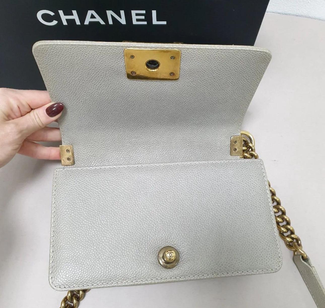 Chanel Grey Caviar Quilted Leather Gold Tone Metal Small Boy Flap Bag  In Good Condition In Krakow, PL