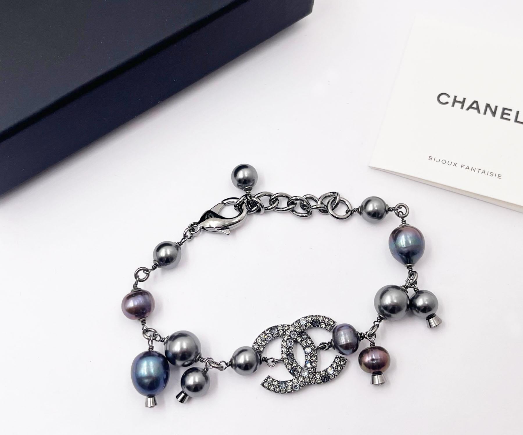 Chanel Grey CC Crystal Fresh Water Bracelet

*Marked 17
*Made in Italy
*Comes with the original box, pouch and booklet

-It is approximately 9