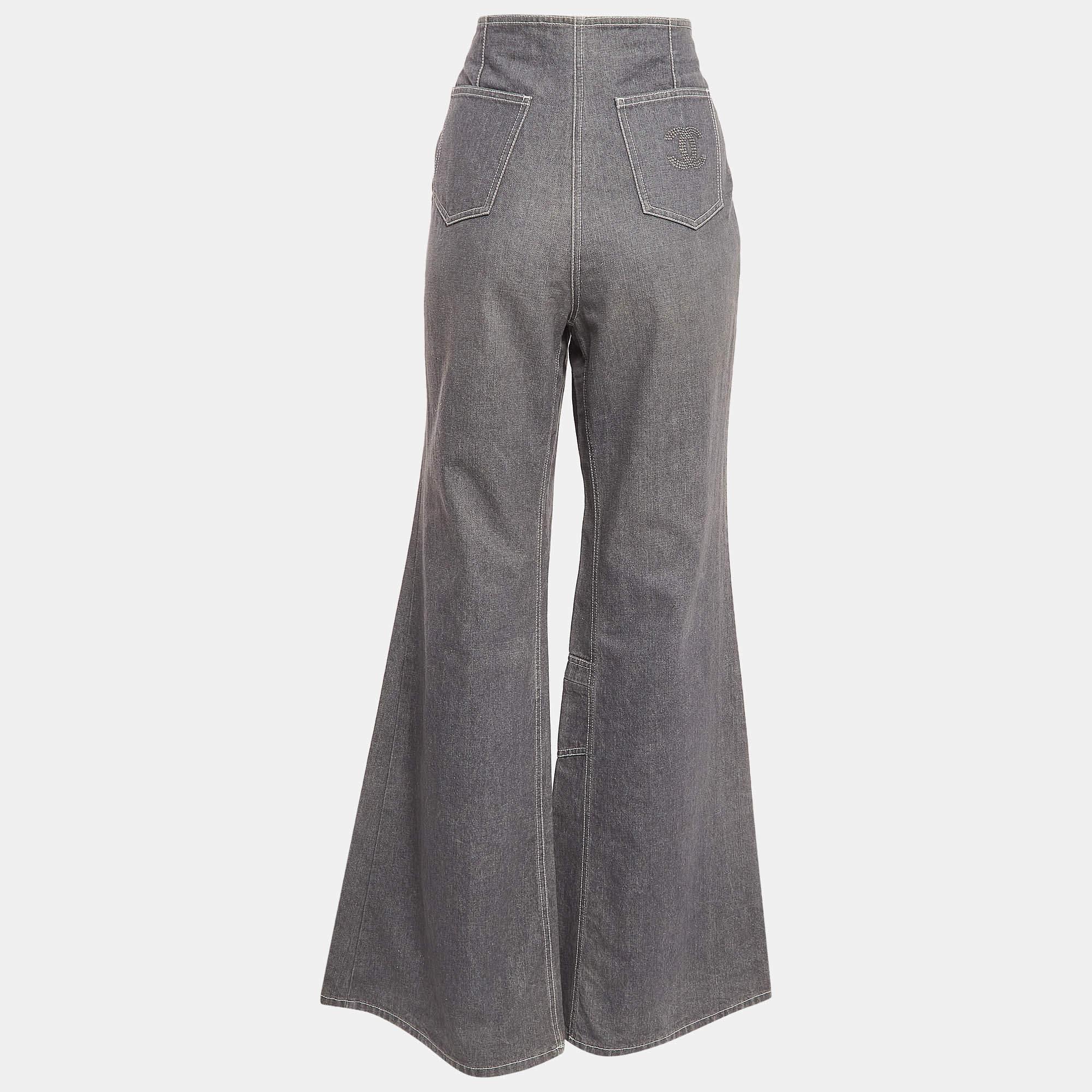 A good pair of jeans always makes the closet complete. This pair of jeans is tailored with such skill and style that it will be your favorite in no time. It will give you a comfortable stylish fit.